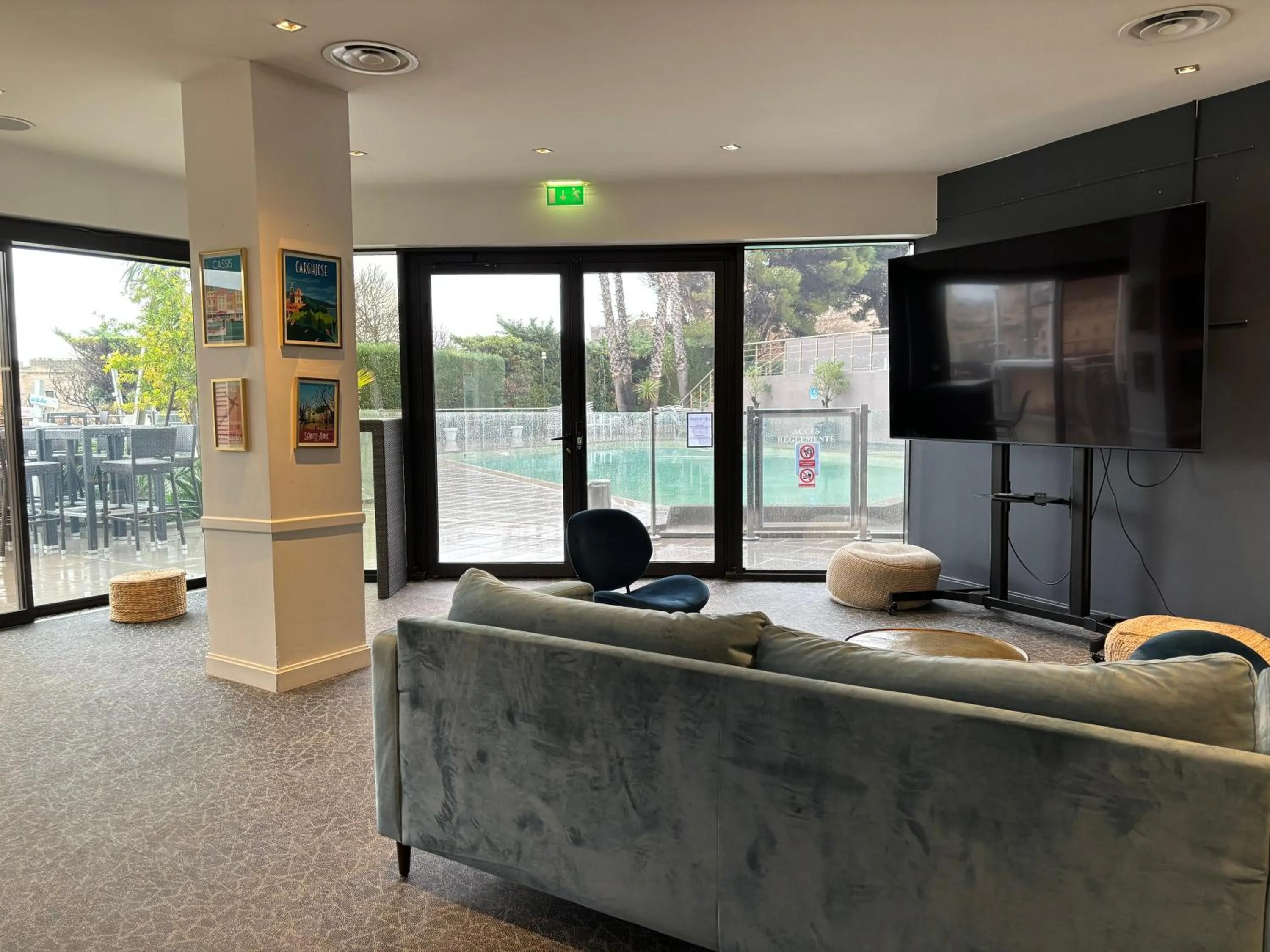Communal lounge/ TV room in Novotel Marseille Vieux Port