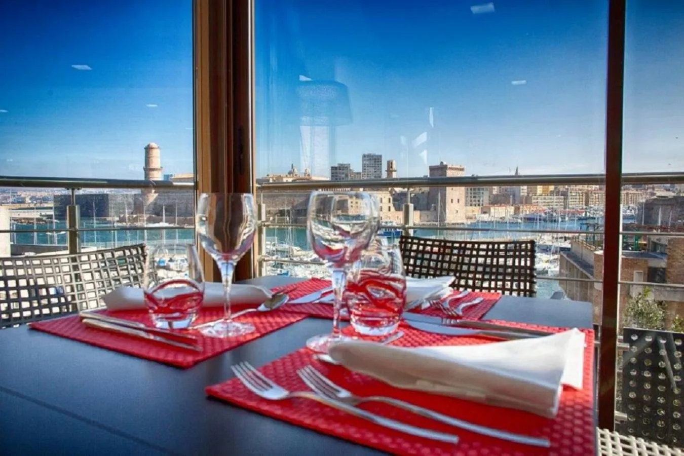 Restaurant/places to eat in Novotel Marseille Vieux Port