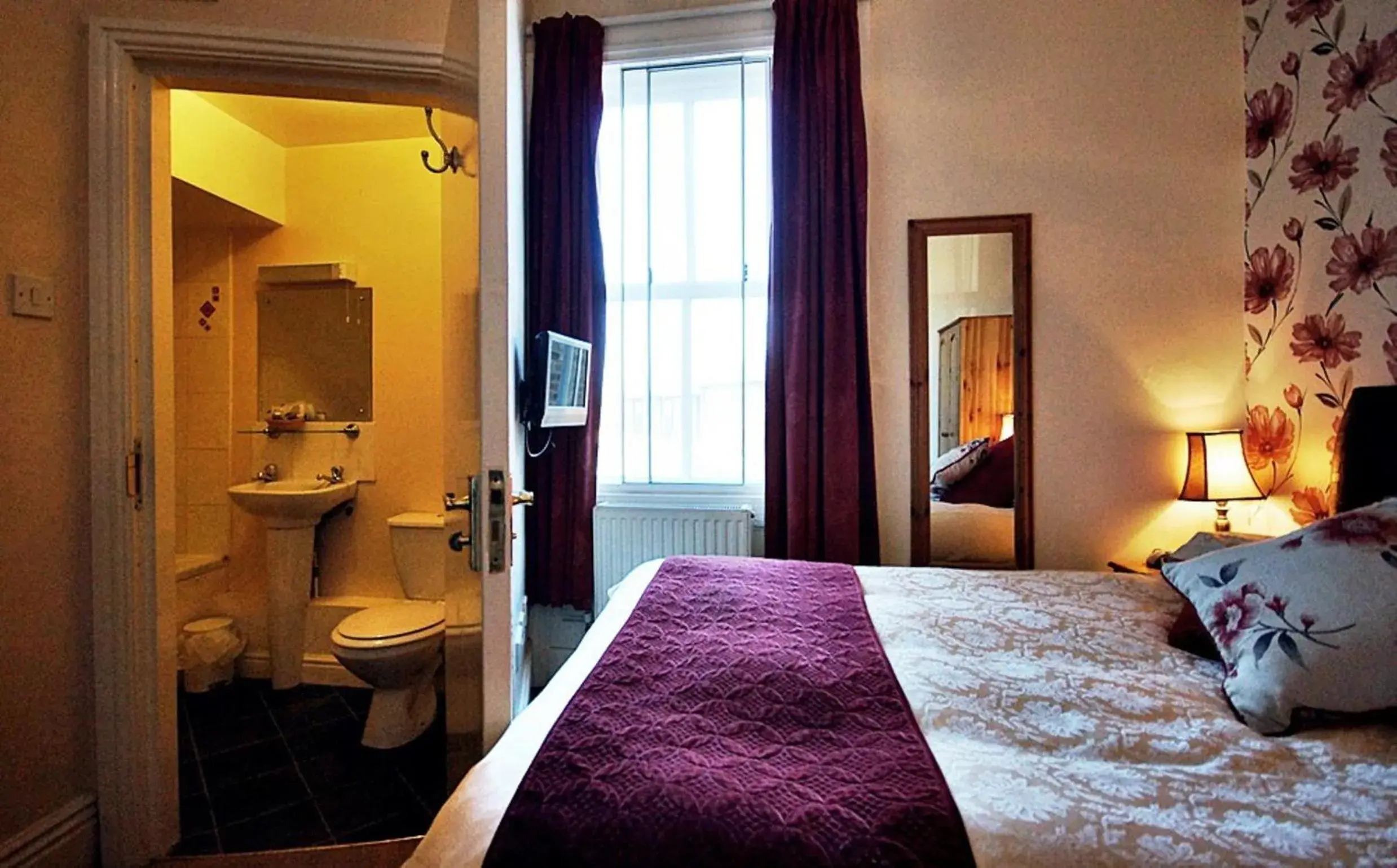 Day, Bed in The Apple House Day, Bed in The Apple House