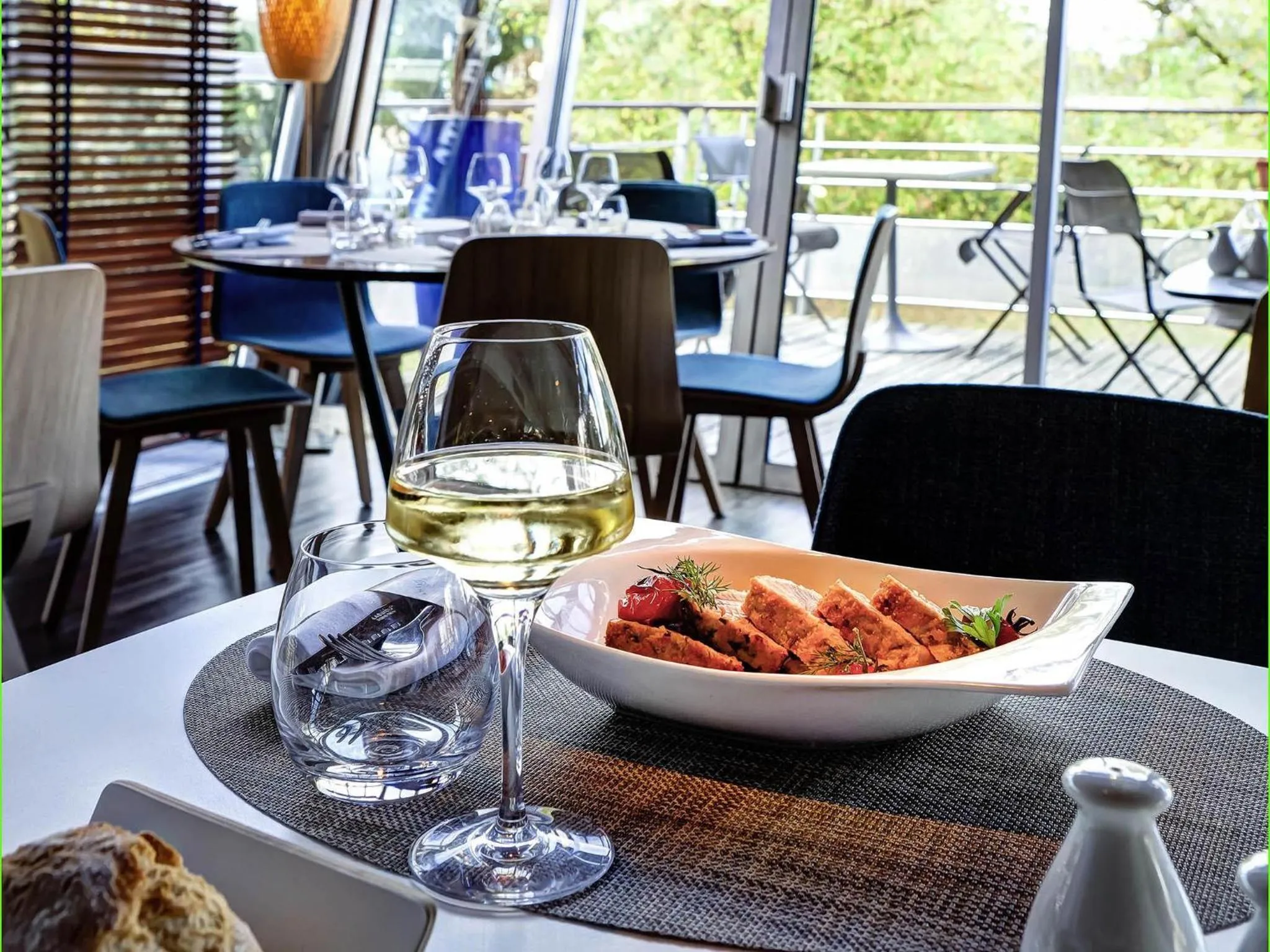 Restaurant/places to eat in Mercure Lyon Charbonnières