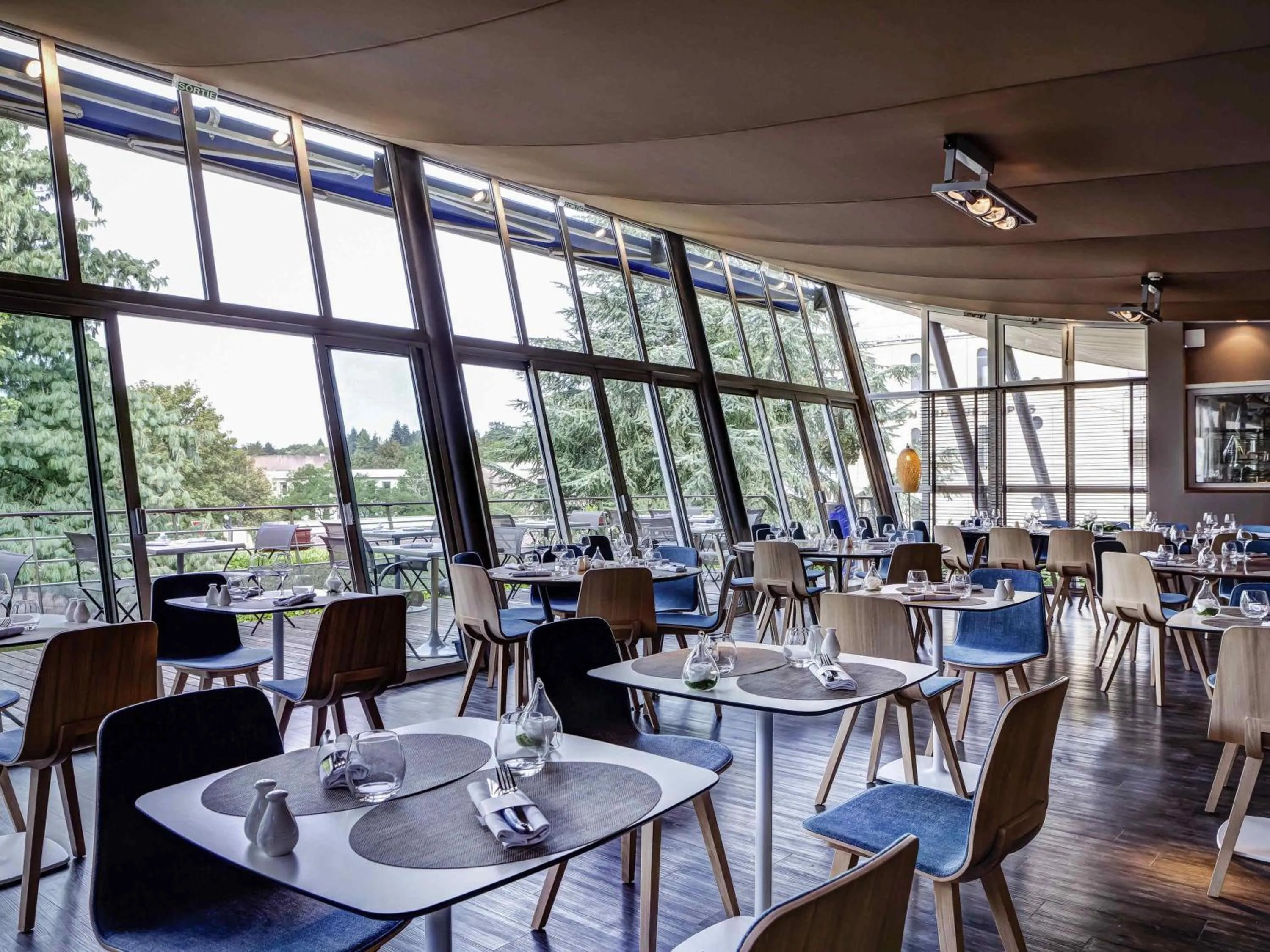 Restaurant/places to eat in Mercure Lyon Charbonnières