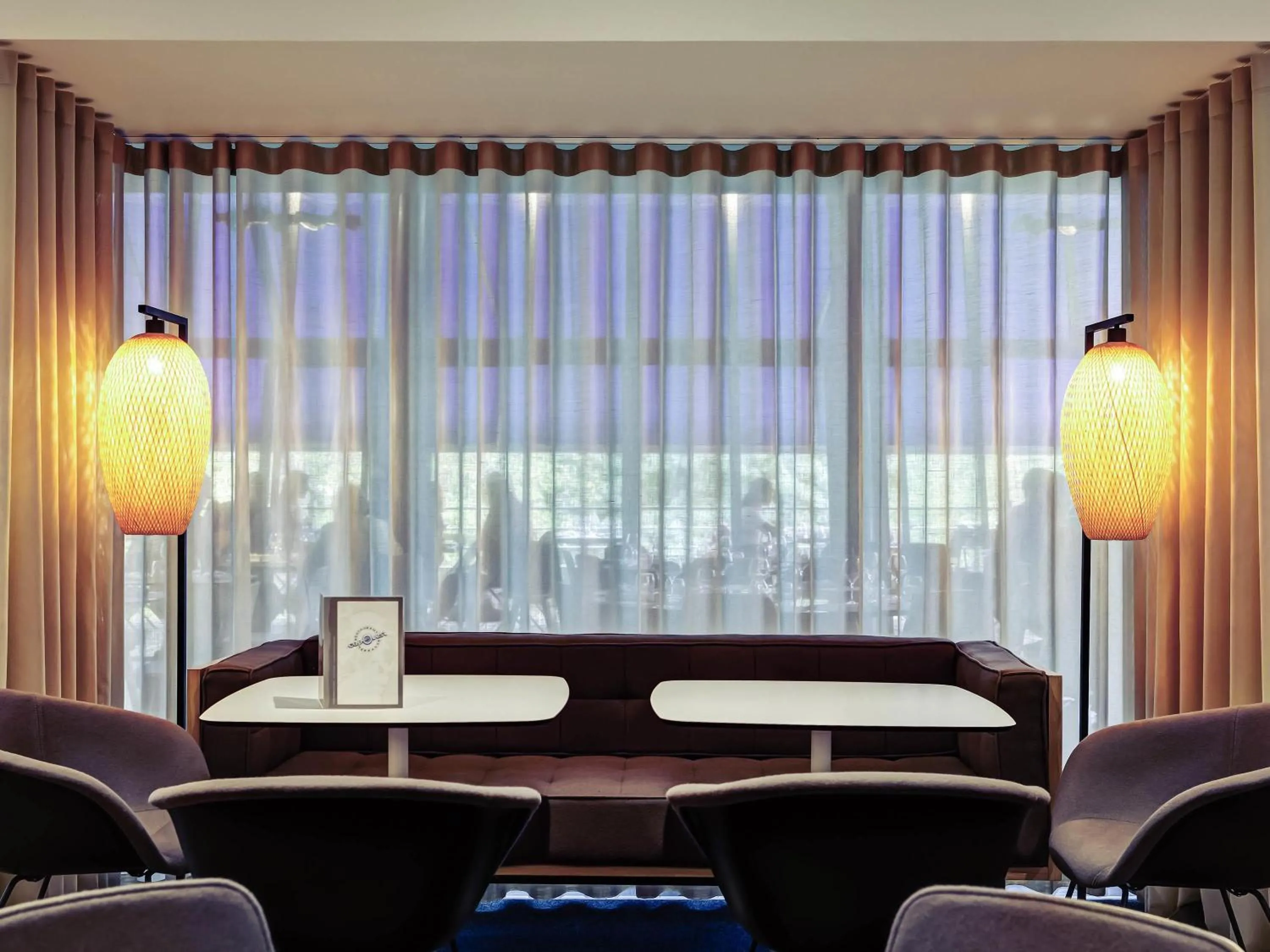 Lounge or bar, Bed in Mercure Lyon Charbonnières