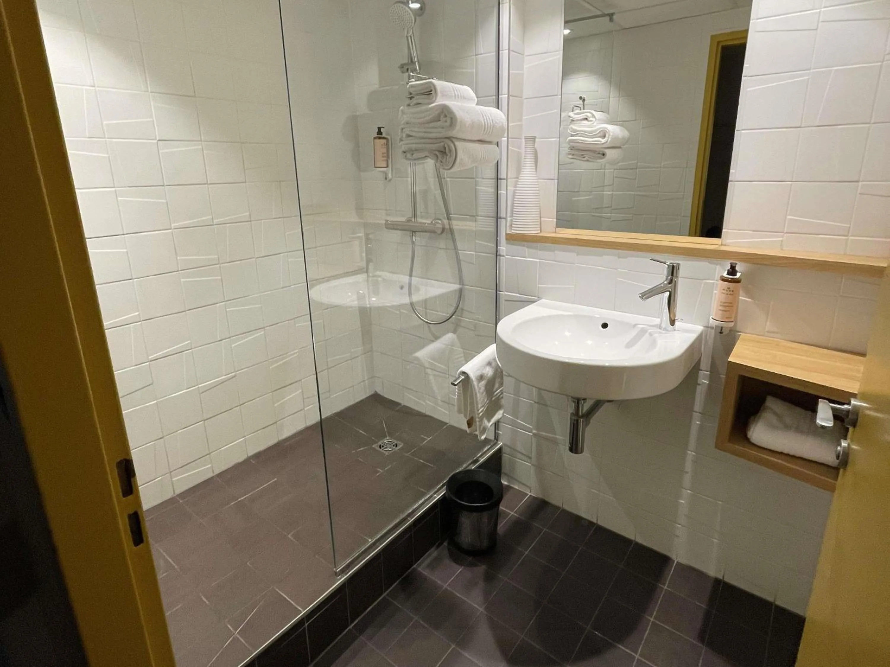 Bedroom in Mercure Lyon Charbonnières