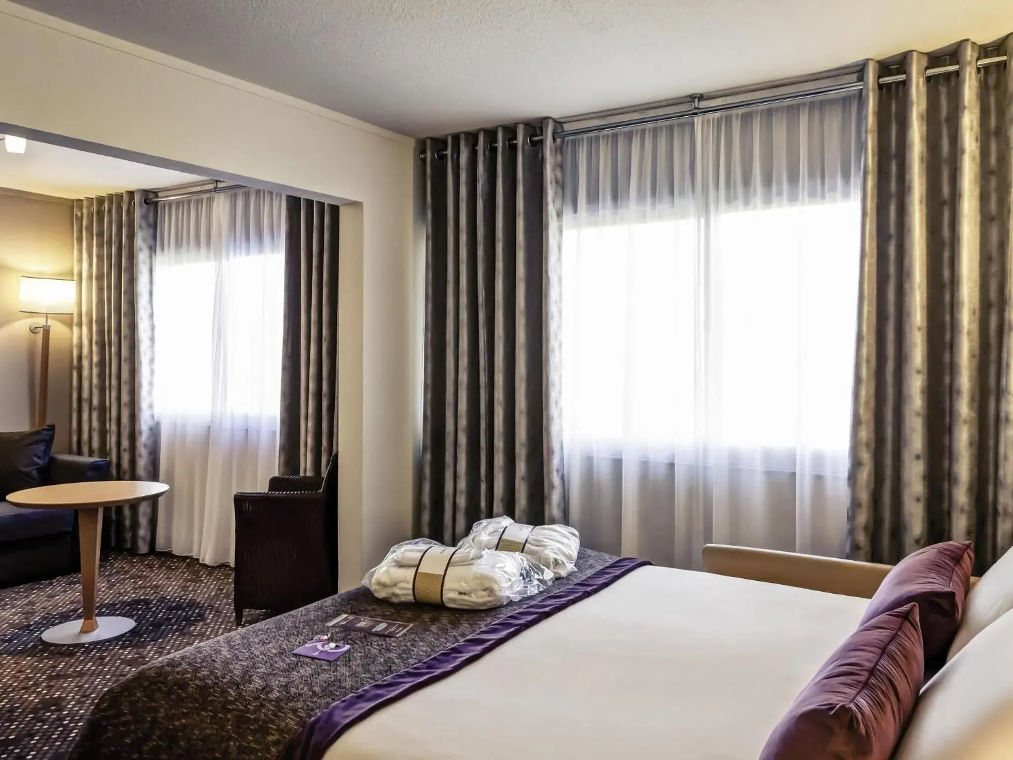 Bedroom, Bed in Mercure Lyon Charbonnières Bedroom, Bed in Mercure Lyon Charbonnières