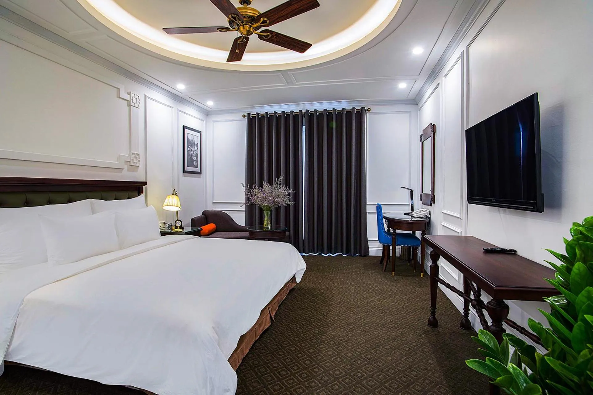 Bed, TV/Entertainment Center in New Era Hotel & Villa