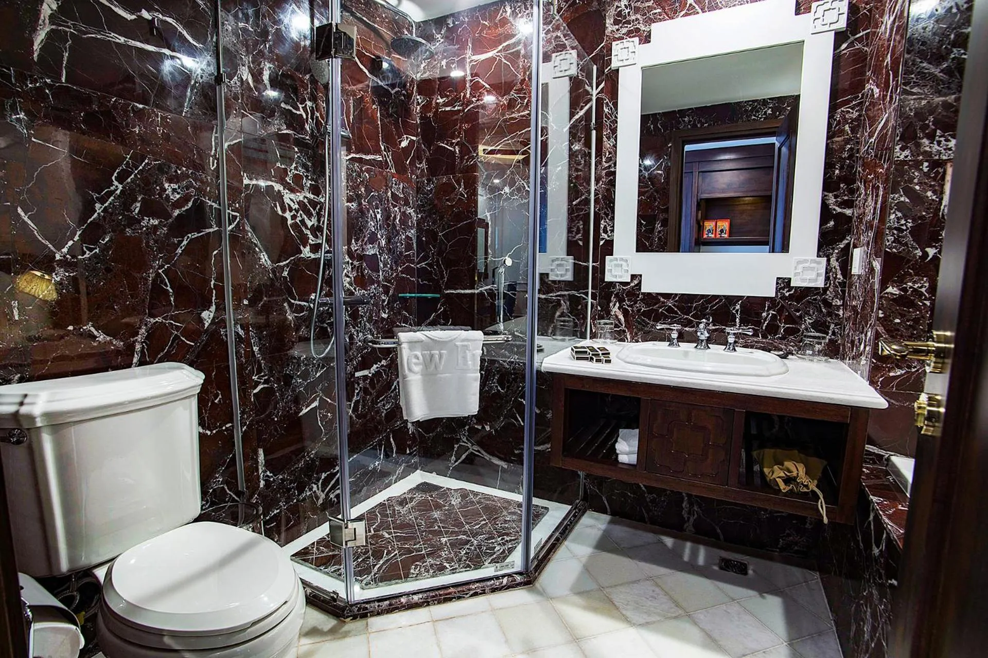 Bathroom in New Era Hotel & Villa