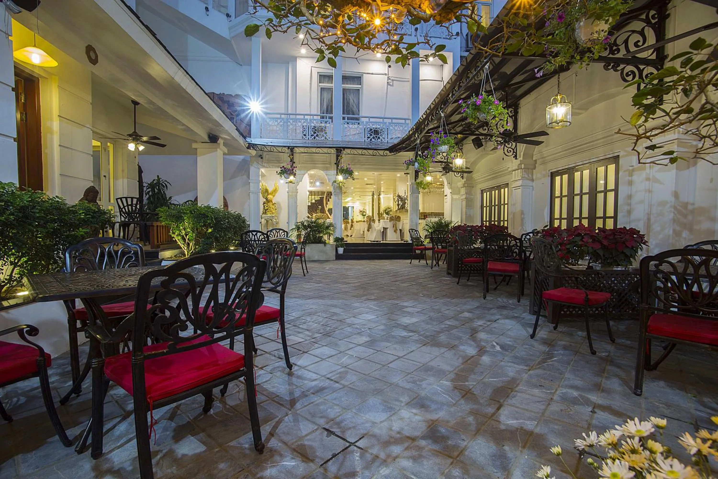 Garden, Restaurant/Places to Eat in New Era Hotel & Villa