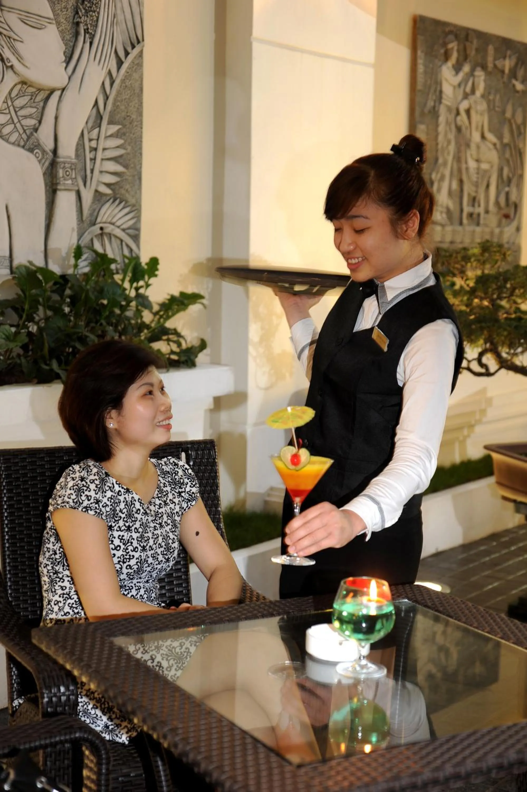 Restaurant/places to eat in New Era Hotel & Villa