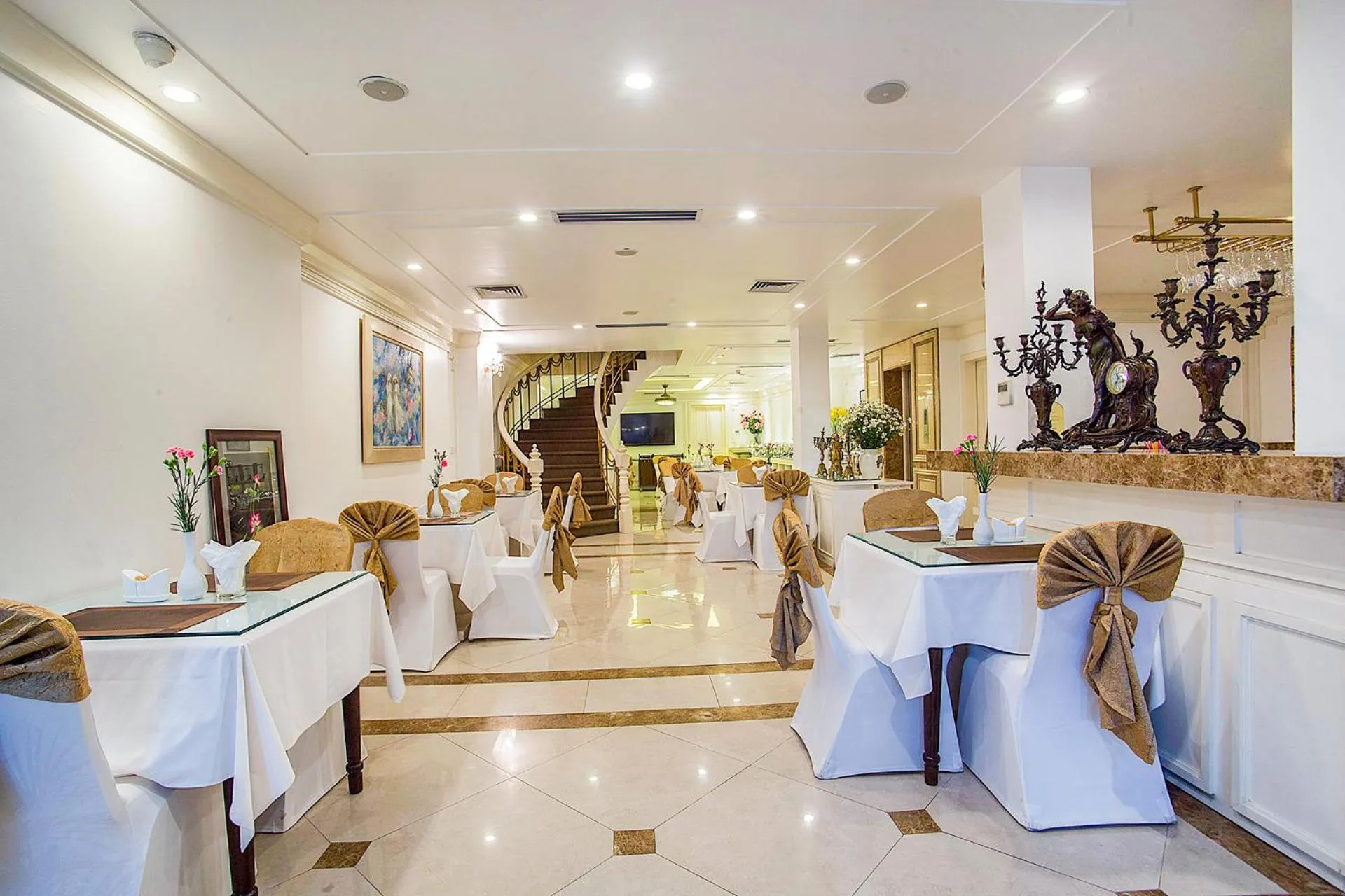 Restaurant/Places to Eat in New Era Hotel & Villa