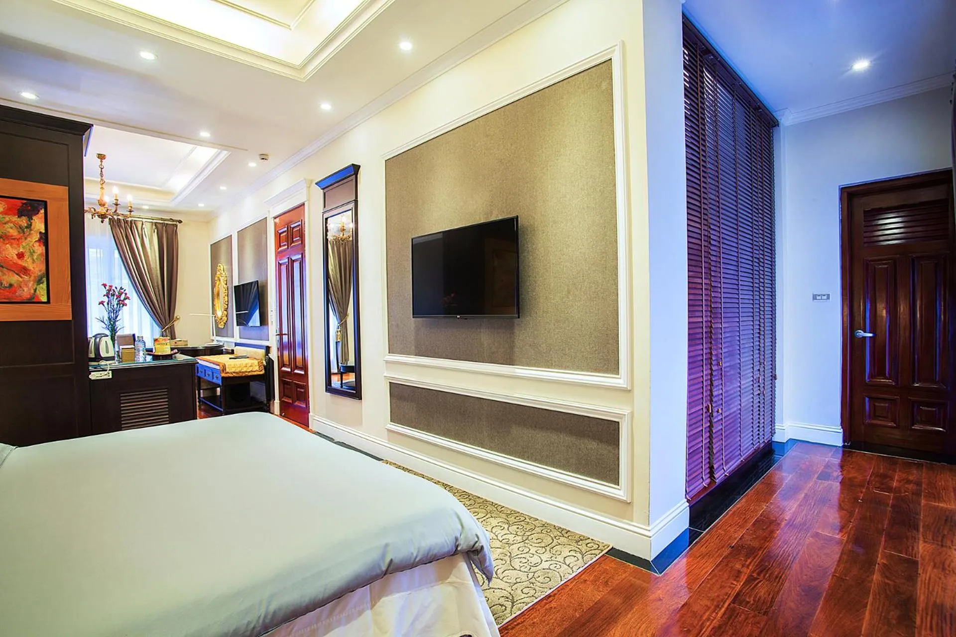 Bed, TV/Entertainment Center in New Era Hotel & Villa