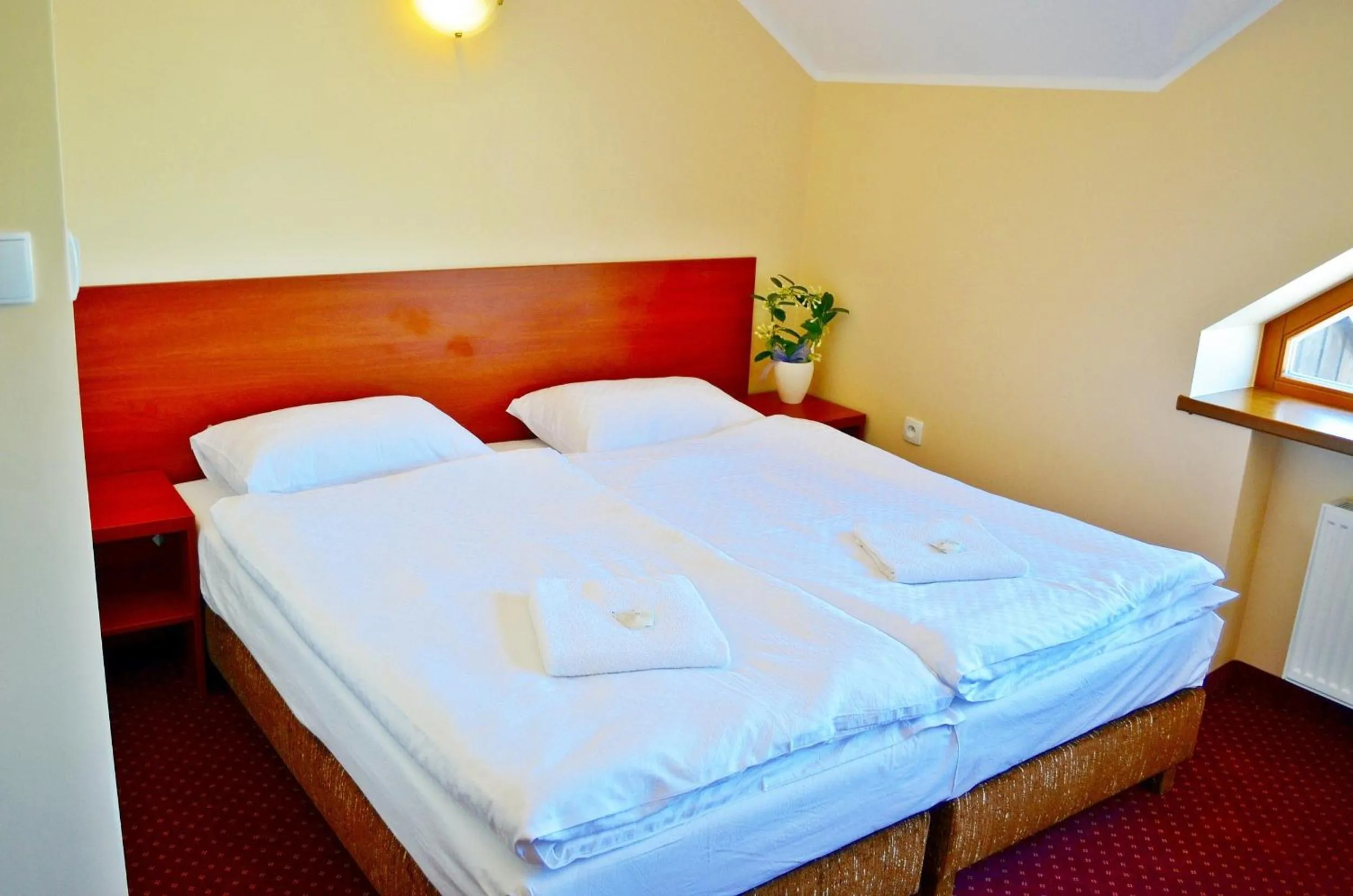 Bed in Dw¿r ?wi?tosz¿wka