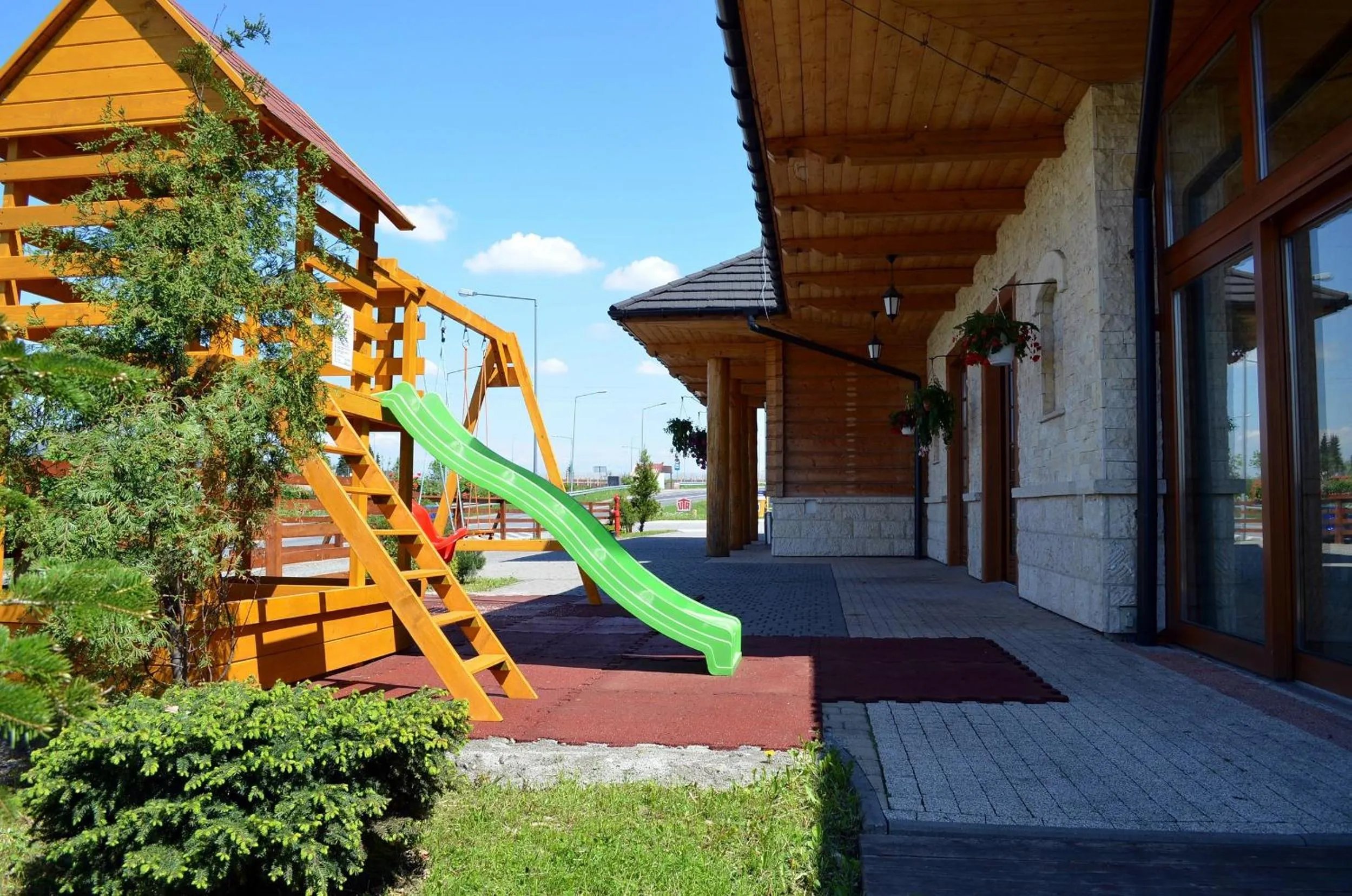 Children play ground in Dw¿r ?wi?tosz¿wka