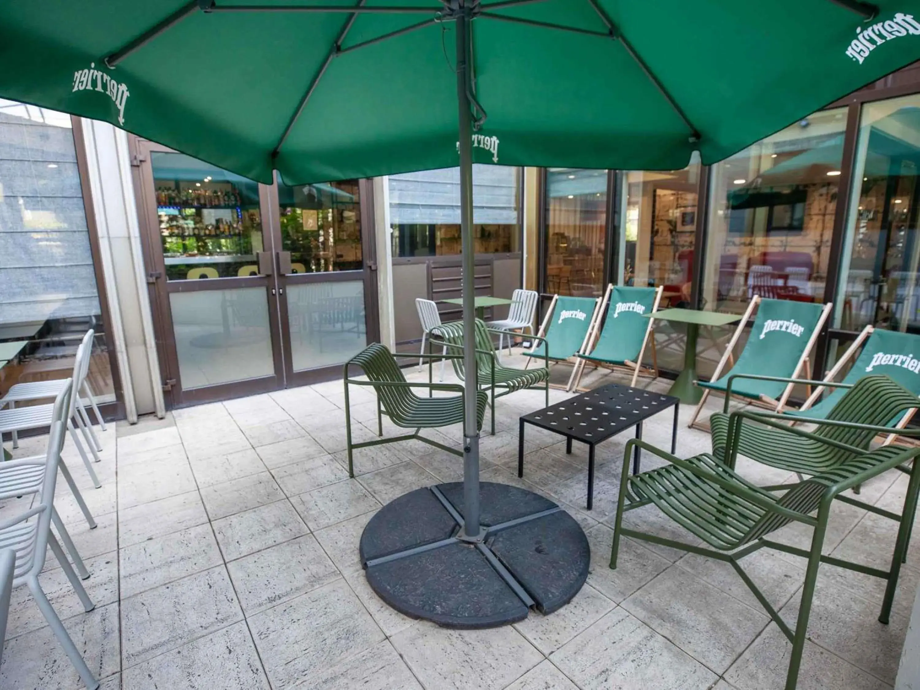 Lounge or bar in Mercure Paris Centre Tour Eiffel Lounge or bar in Mercure Paris Centre Tour Eiffel