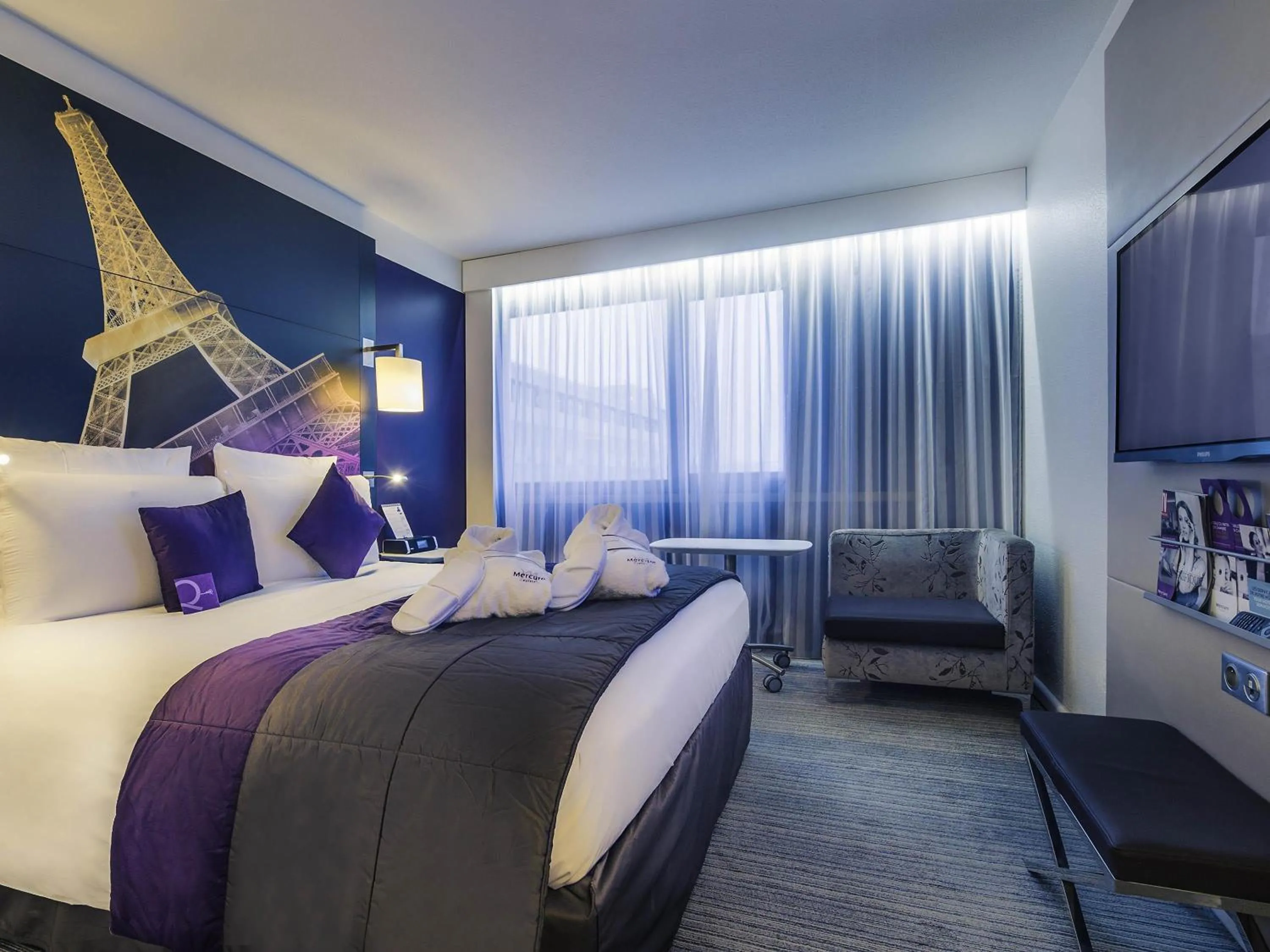 Bedroom, Bed in Mercure Paris Centre Tour Eiffel