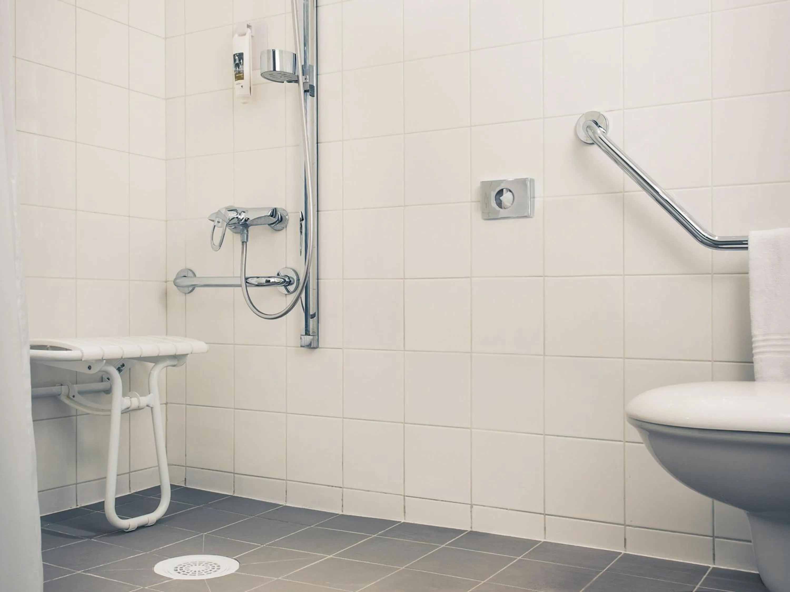 Bedroom in Mercure Paris Centre Tour Eiffel