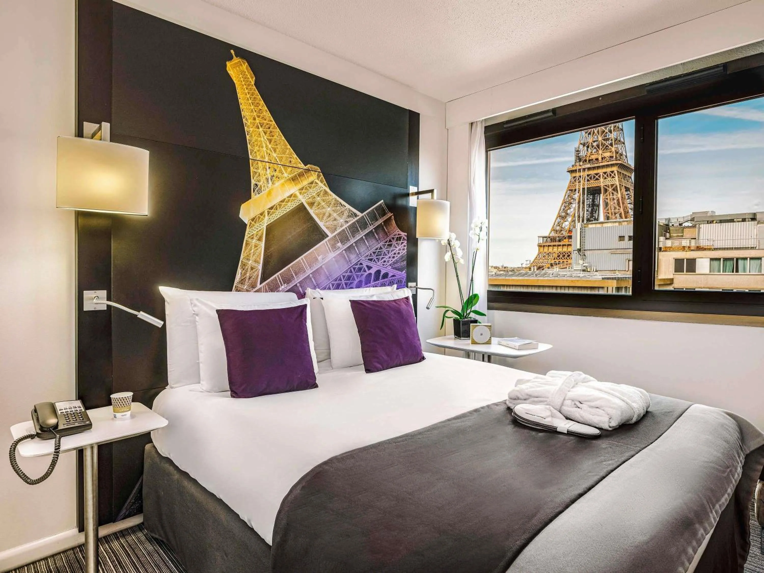 Bedroom, Bed in Mercure Paris Centre Tour Eiffel