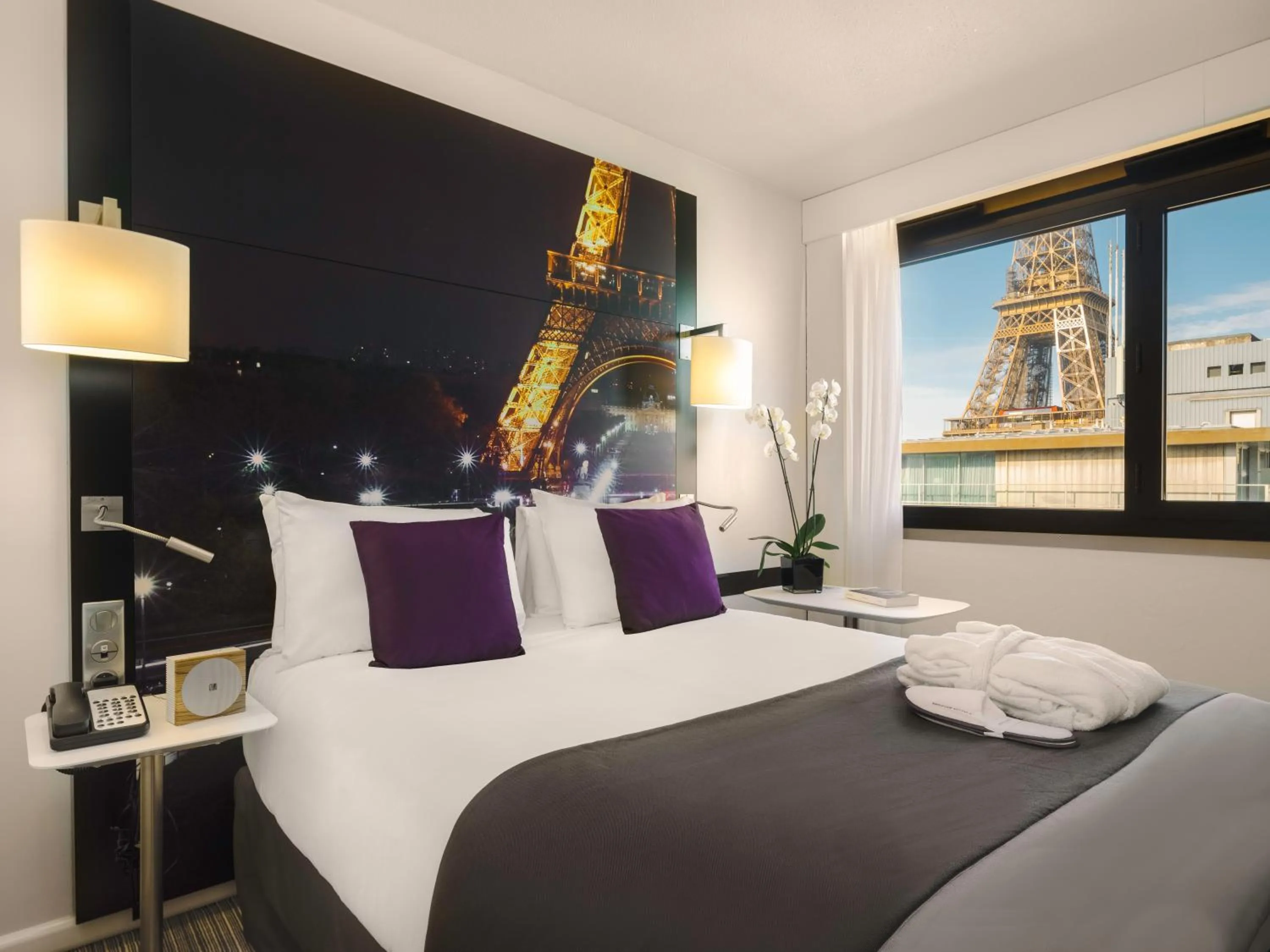 Bedroom, Bed in Mercure Paris Centre Tour Eiffel