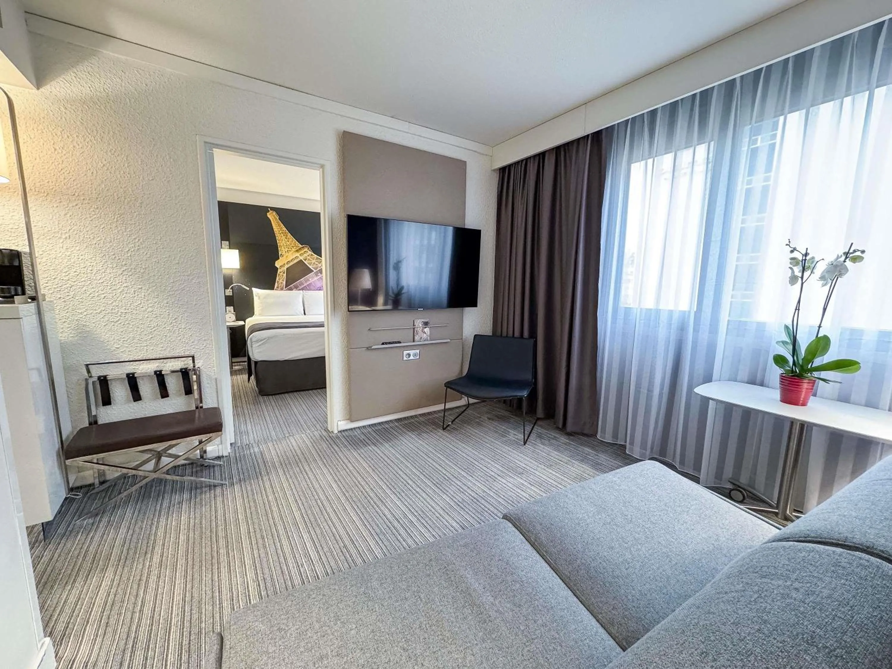 Bedroom in Mercure Paris Centre Tour Eiffel