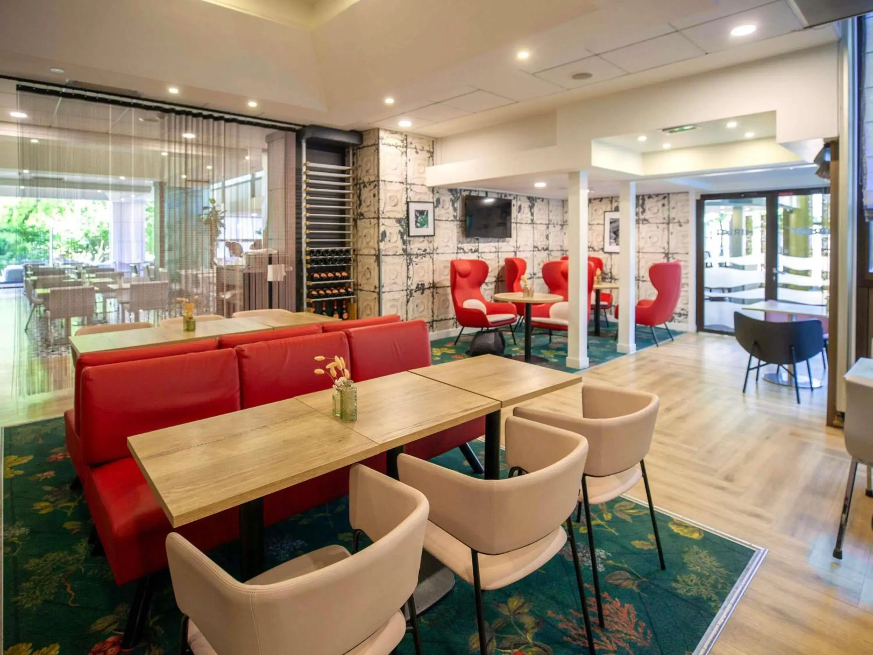 Lounge or bar in Mercure Paris Centre Tour Eiffel Lounge or bar in Mercure Paris Centre Tour Eiffel