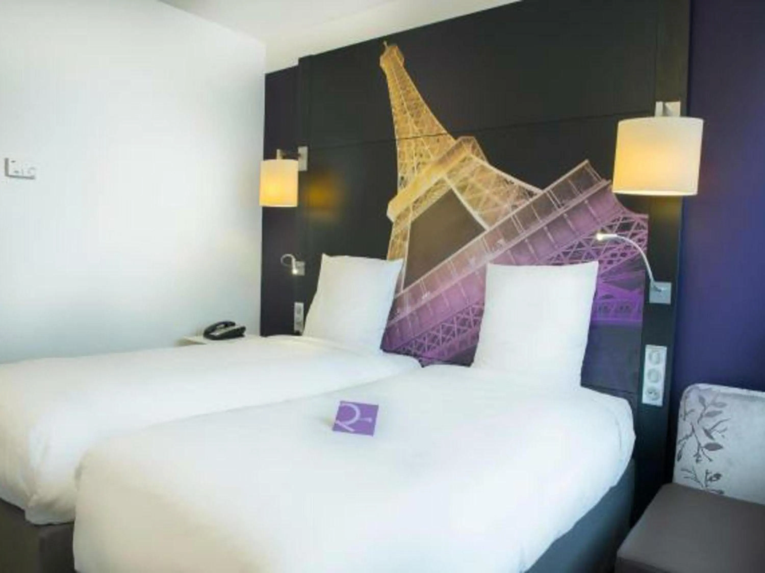 Bedroom, Bed in Mercure Paris Centre Tour Eiffel