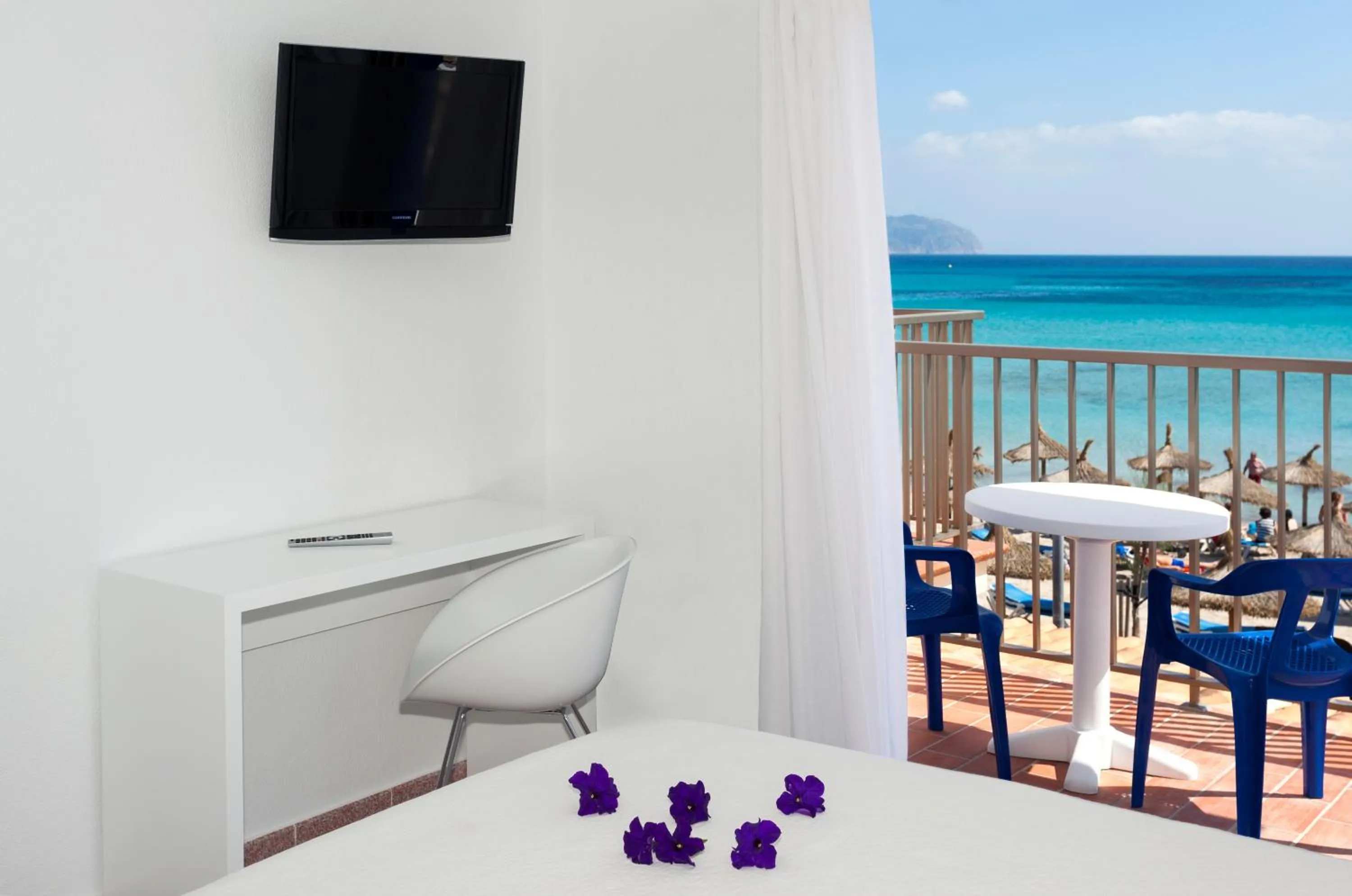 TV and multimedia in Hotel Sa Roqueta Can Picafort ADULTS ONLY
