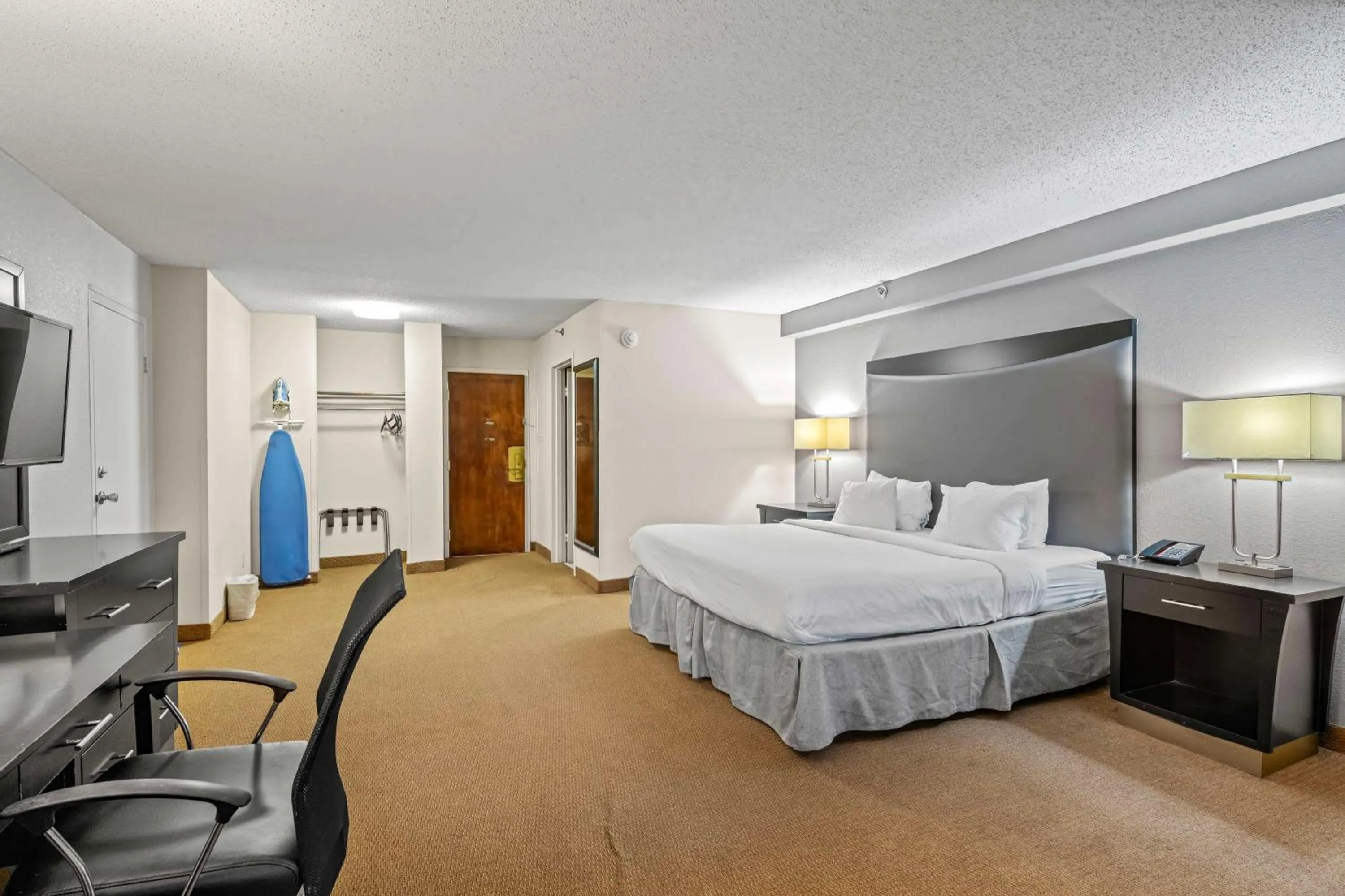 Bedroom, Bed in Red Lion Hotel Charlotte