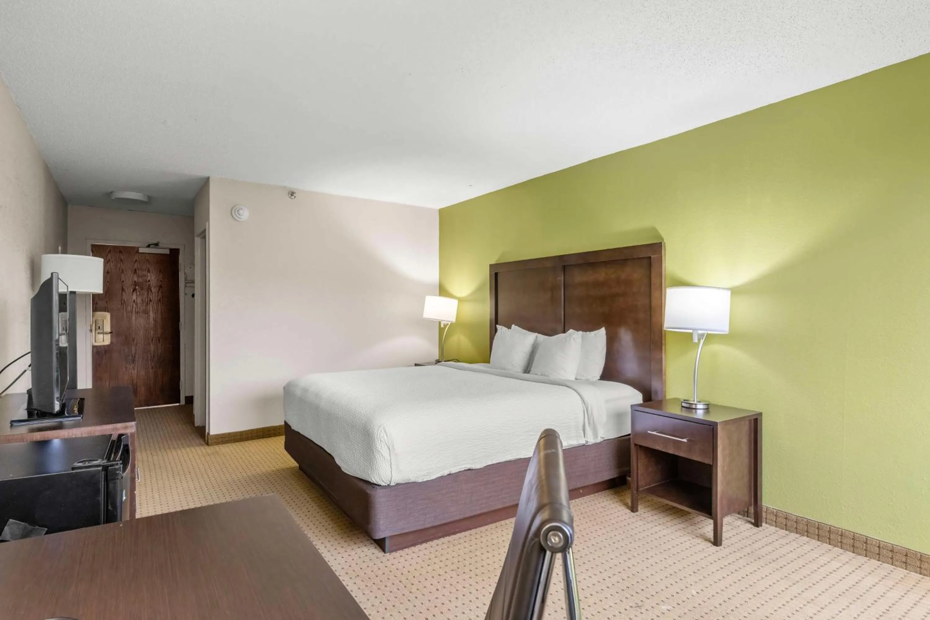 Bedroom, Bed in Red Lion Hotel Charlotte