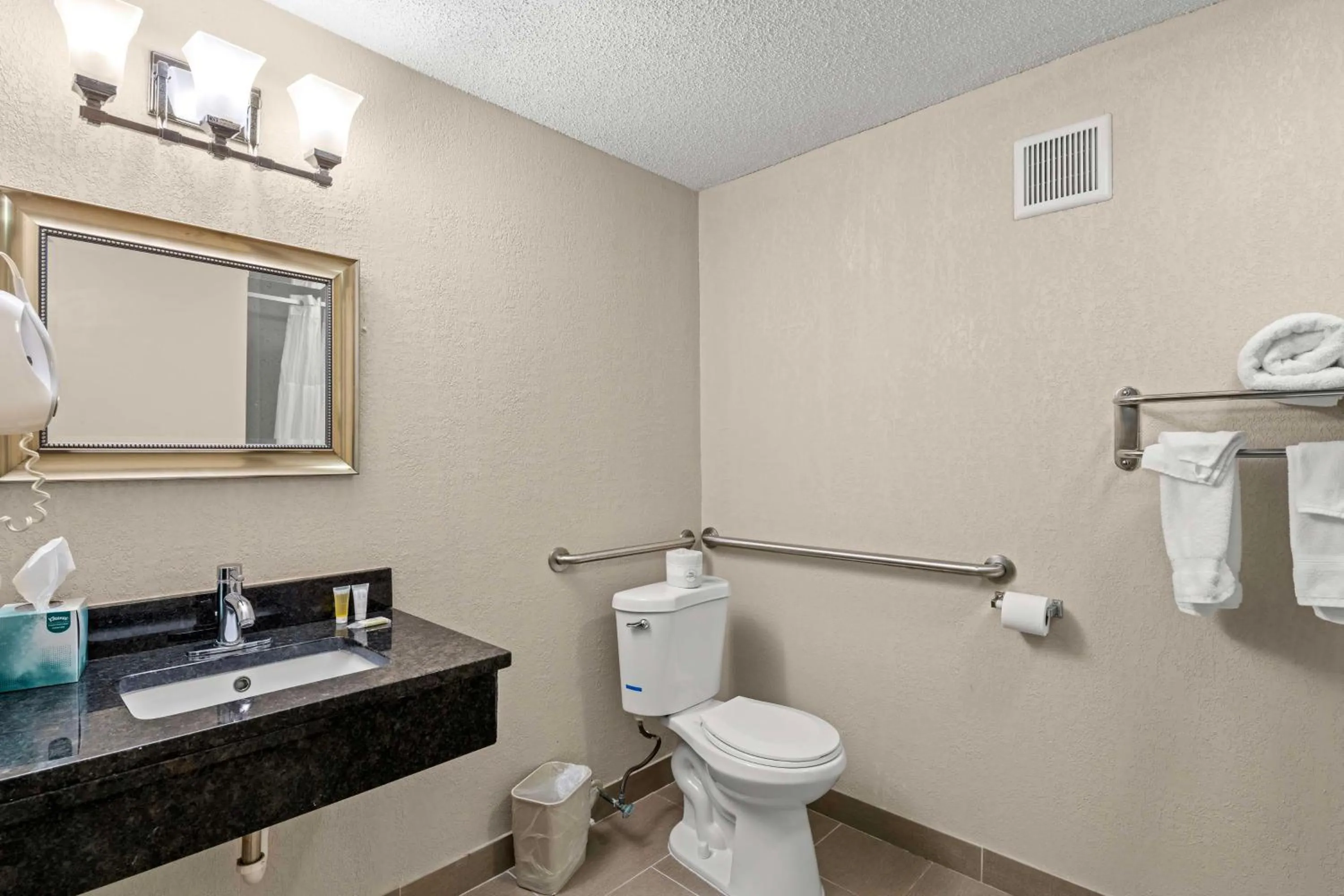 Bathroom in Red Lion Hotel Charlotte