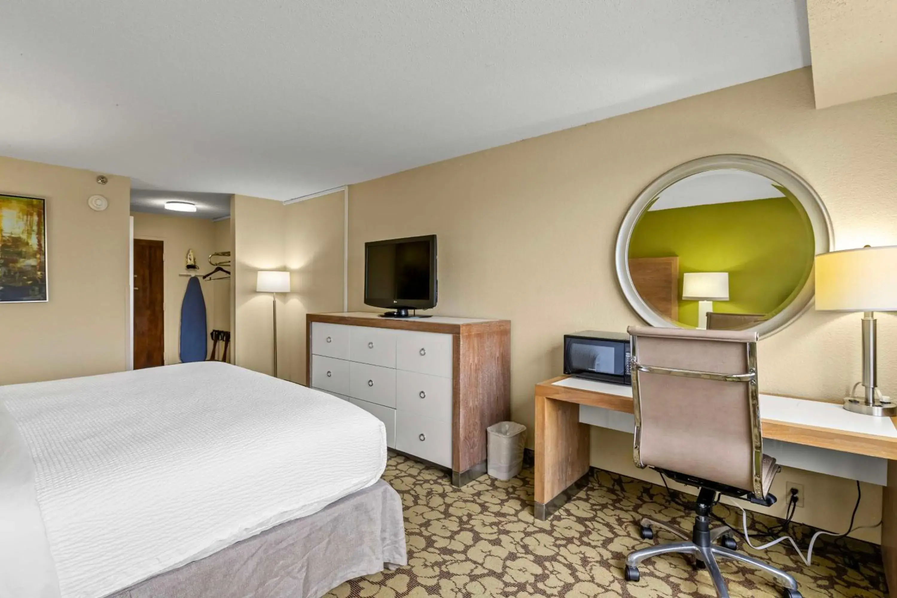 Bedroom, Bed in Red Lion Hotel Charlotte Bedroom, Bed in Red Lion Hotel Charlotte