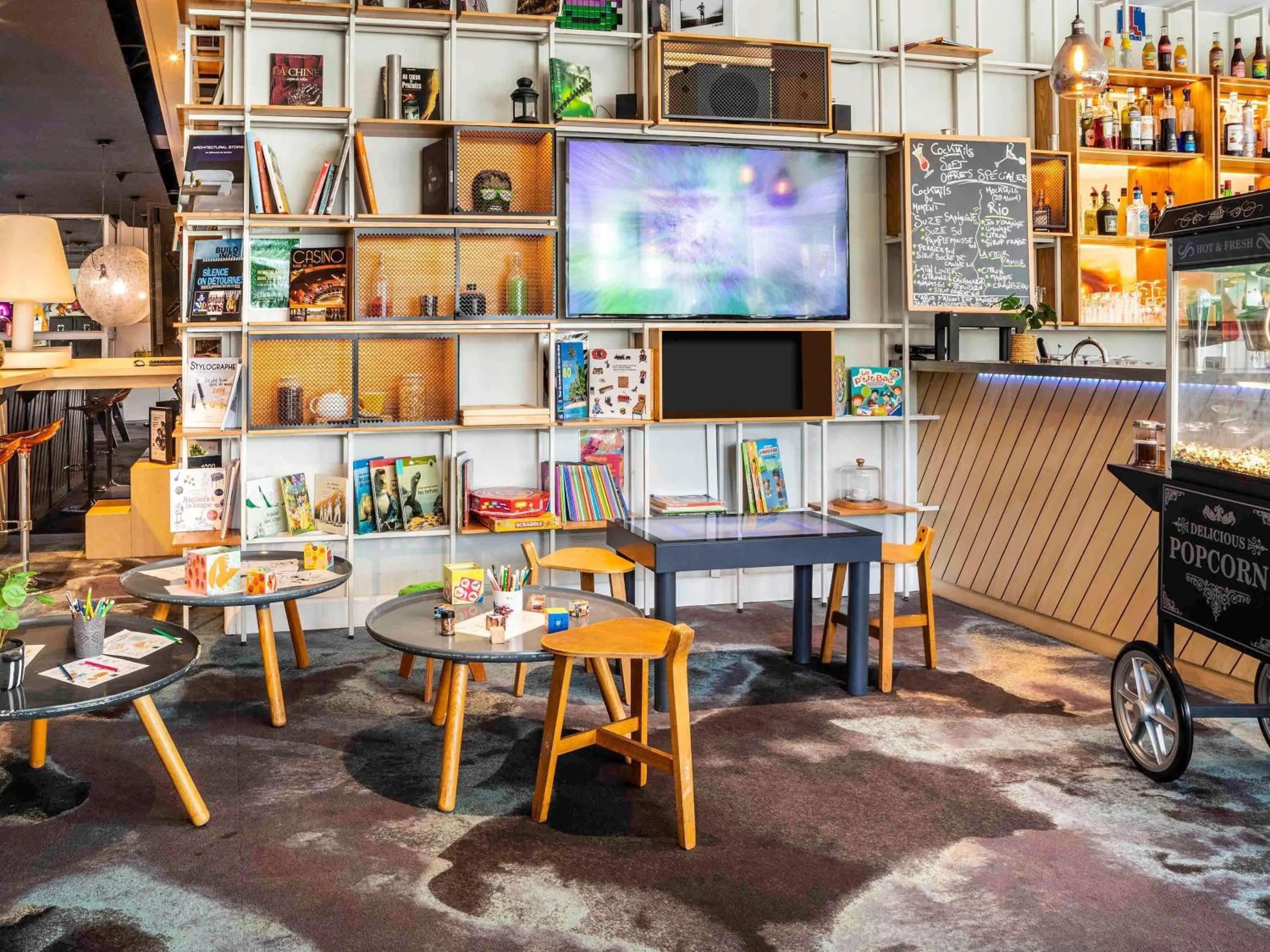 Lounge or bar in ibis Styles Paris Bercy
