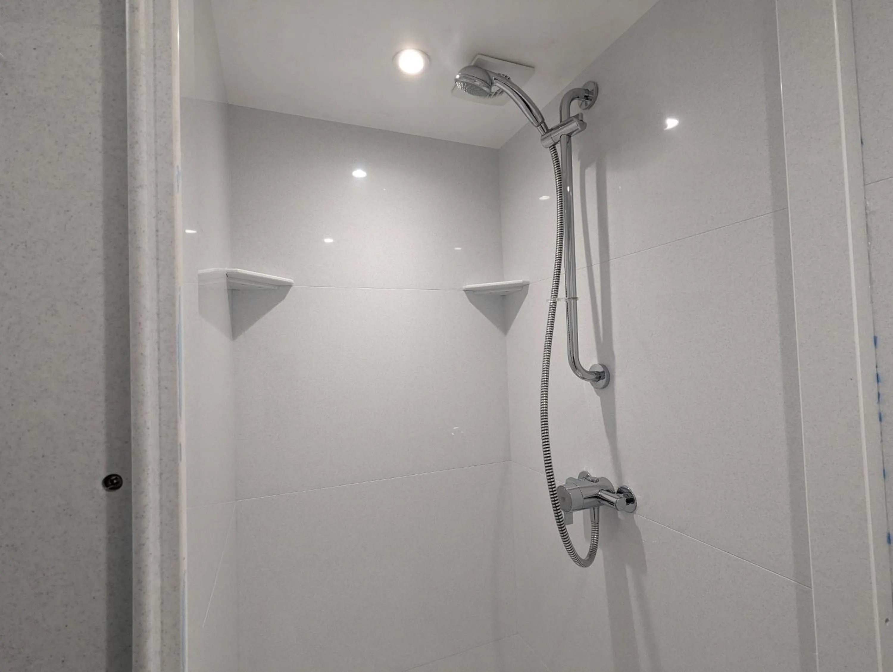 Shower in Rock n Bowl