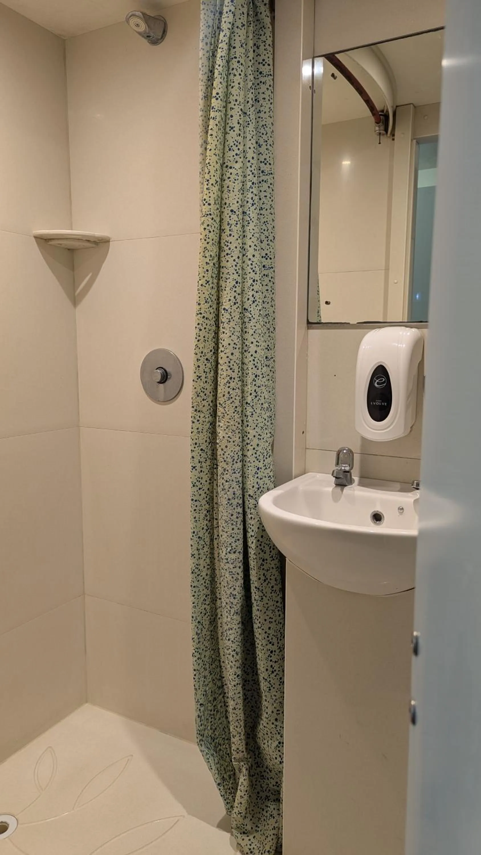 Shower in Rock n Bowl