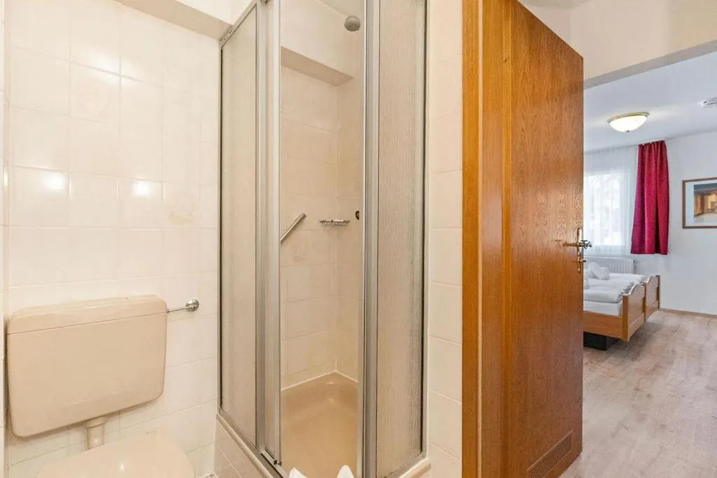 Shower, Bed in Hotel Garni Traube