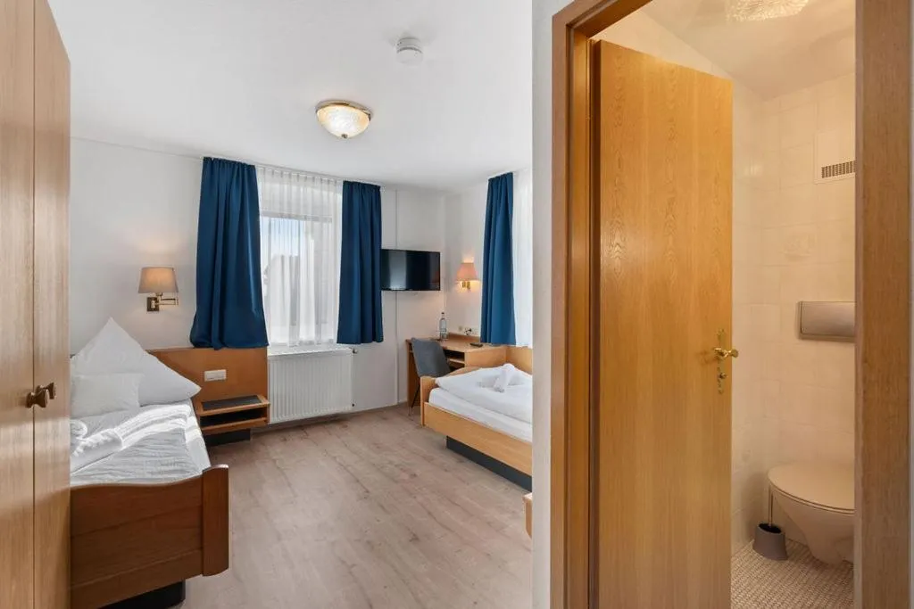 Toilet, Bed in Hotel Garni Traube