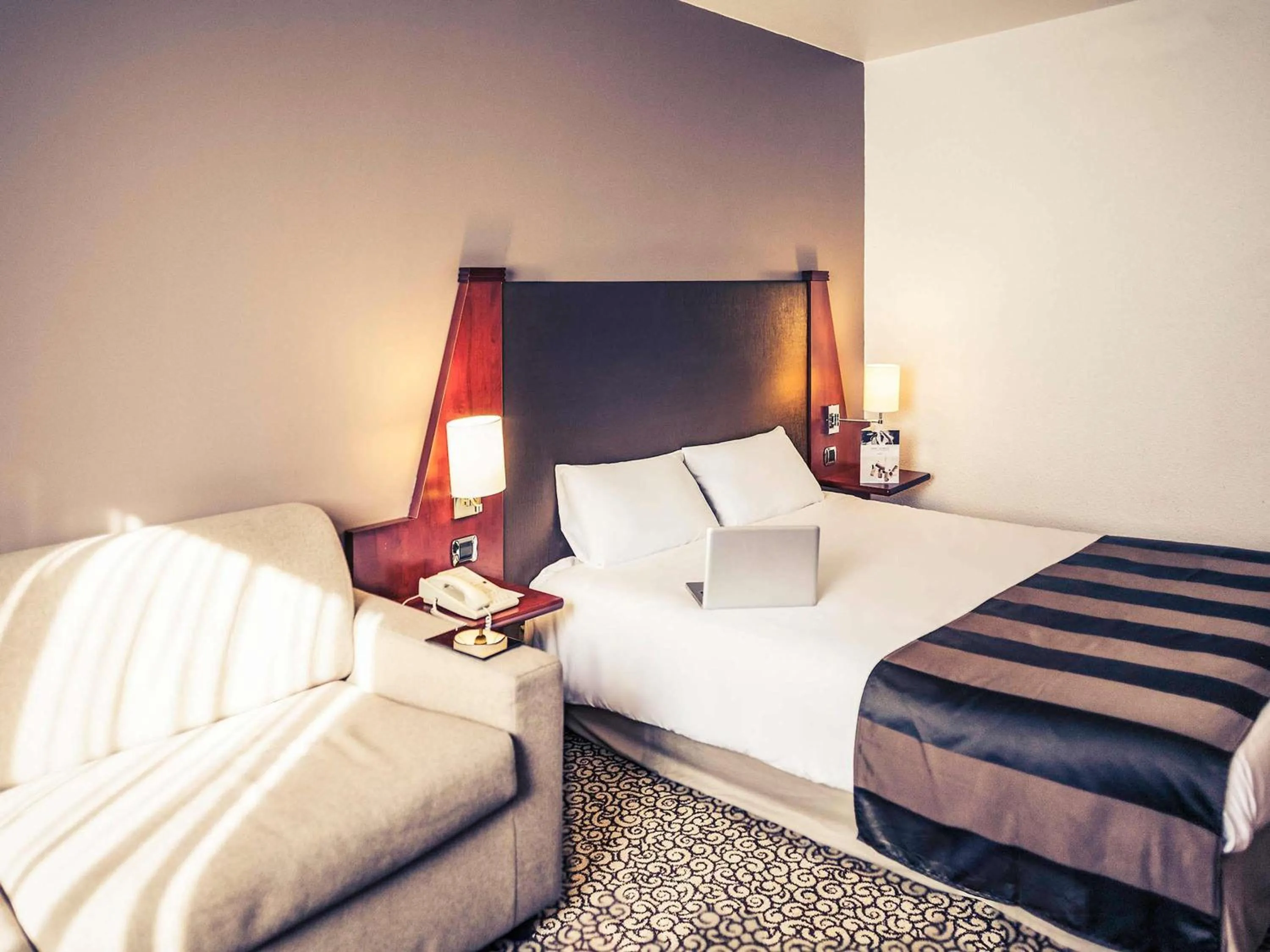 Bedroom, Bed in Mercure Paris Val de Fontenay