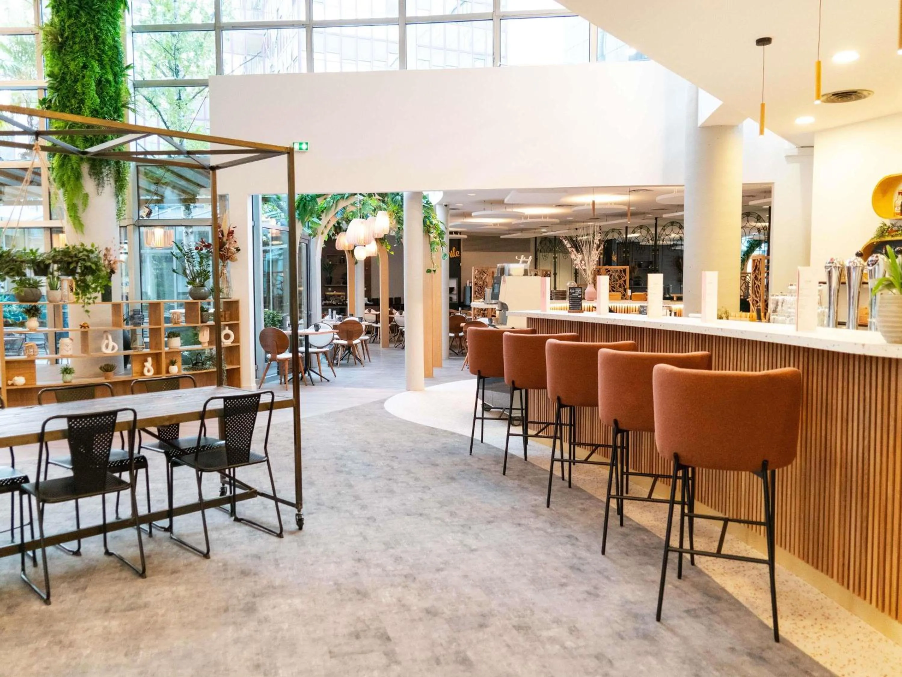 Lounge or bar in Mercure Paris Val de Fontenay