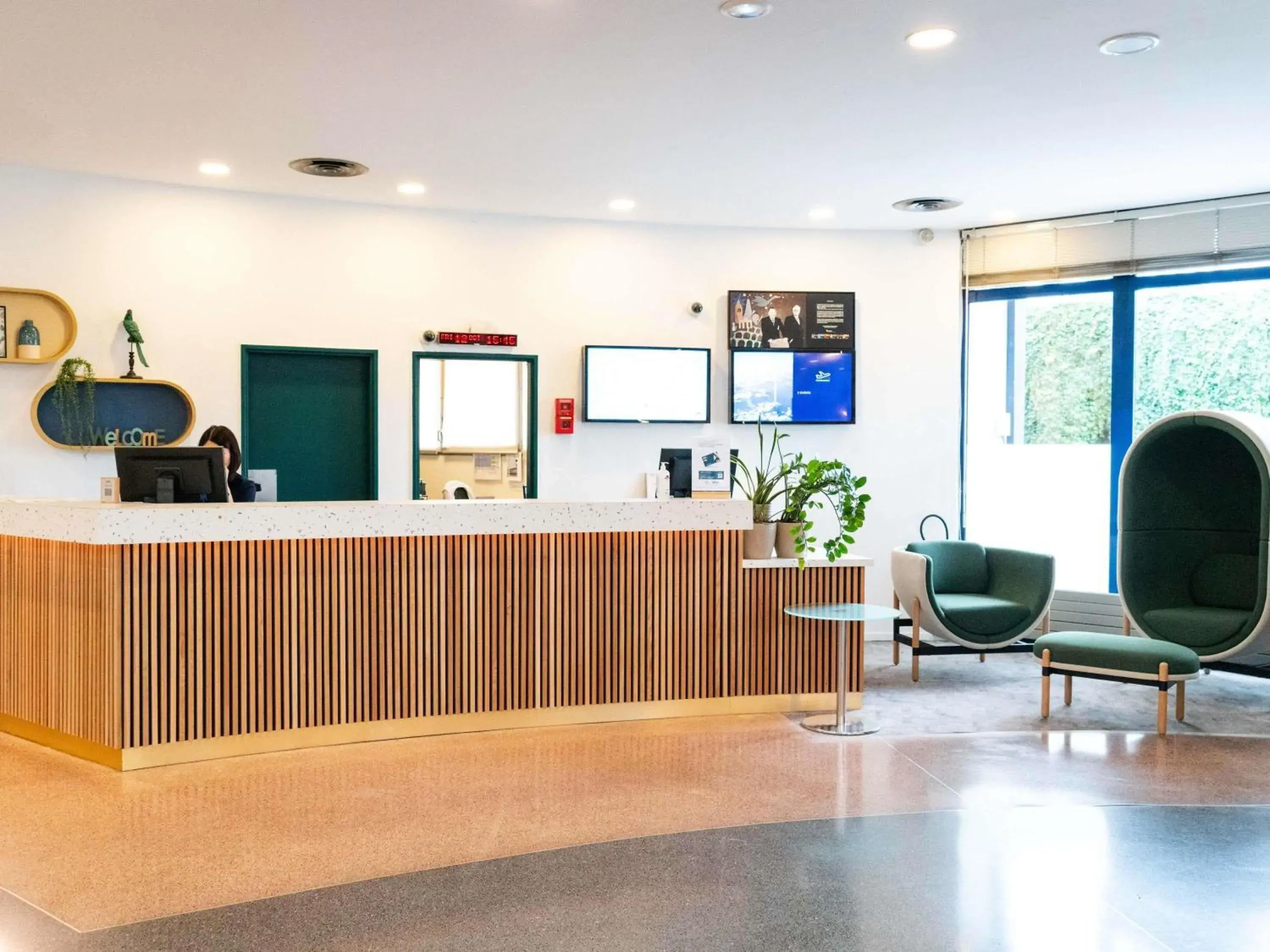 Property building in Mercure Paris Val de Fontenay Property building in Mercure Paris Val de Fontenay