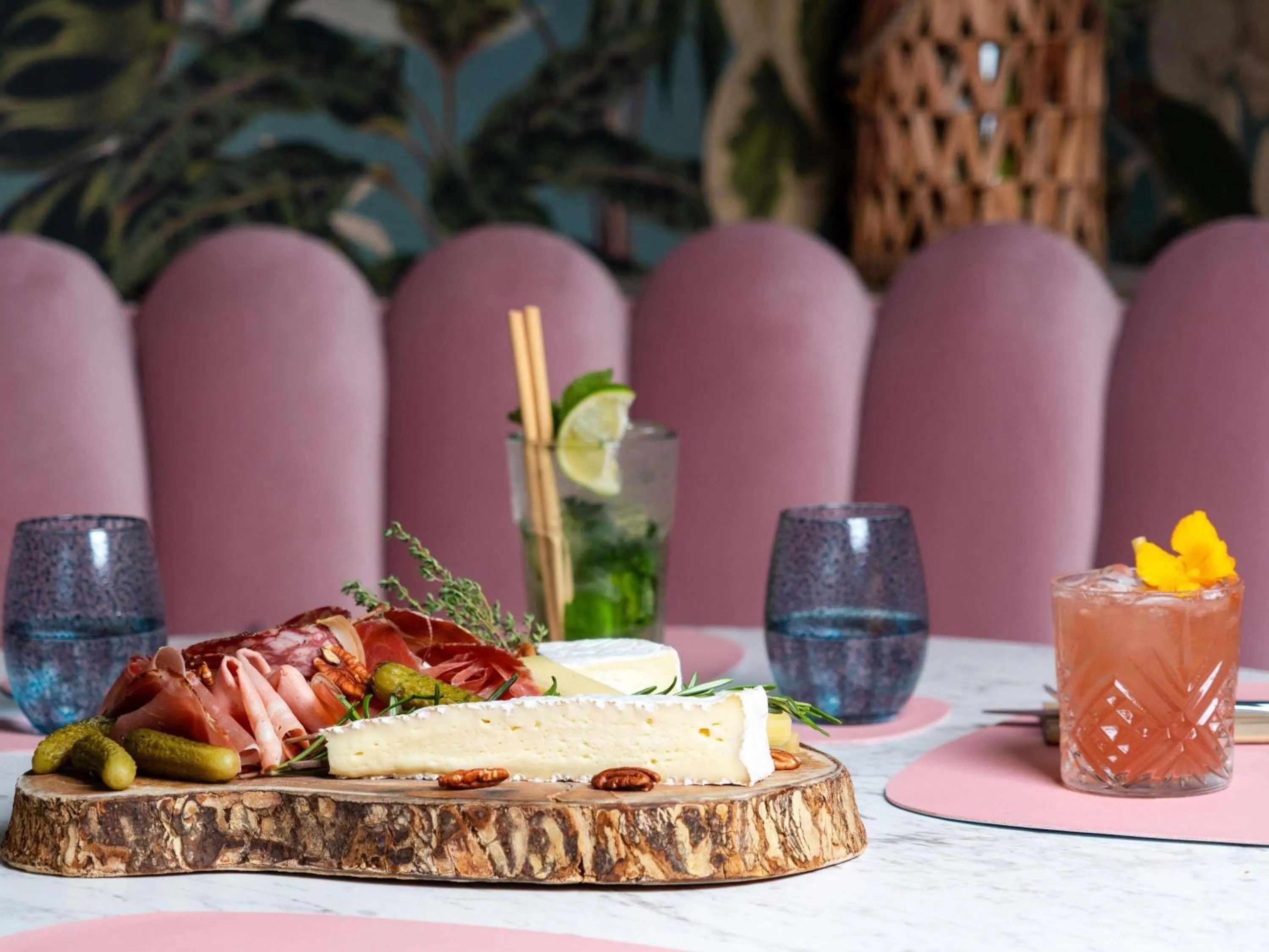 Lounge or bar in Mercure Paris Val de Fontenay