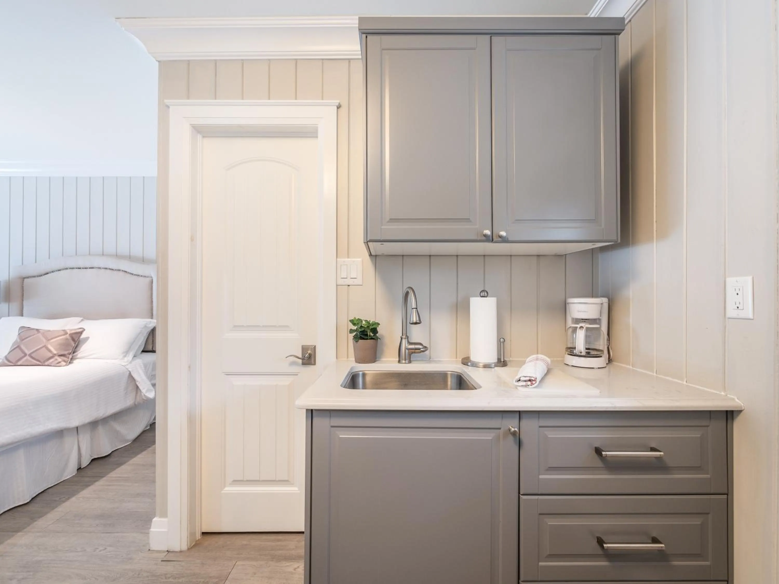 Coffee/tea facilities in Somerset Lakeside Resort