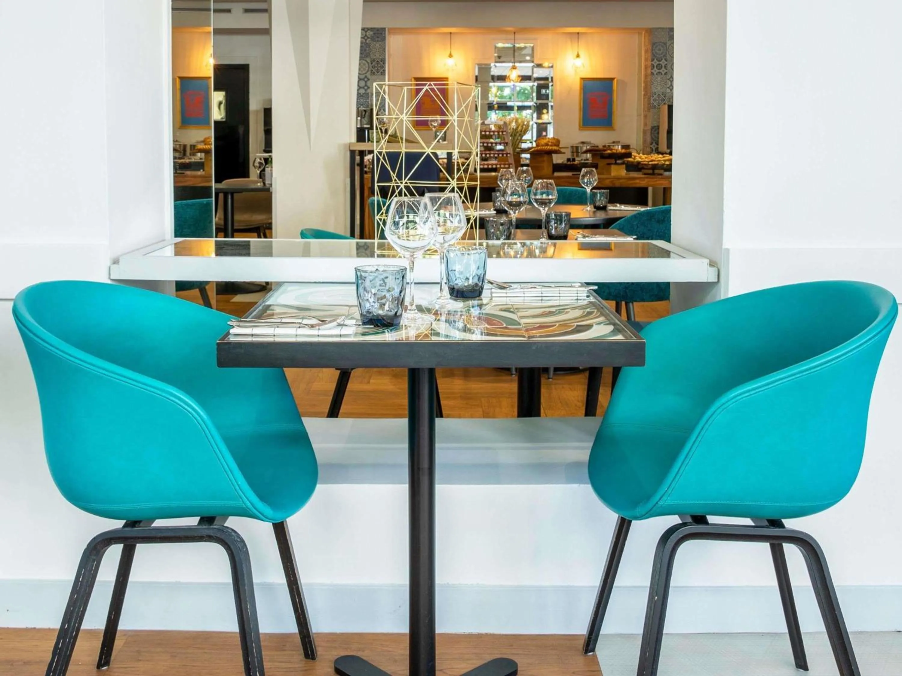 Restaurant/places to eat in Mercure Paris Porte d'Orleans