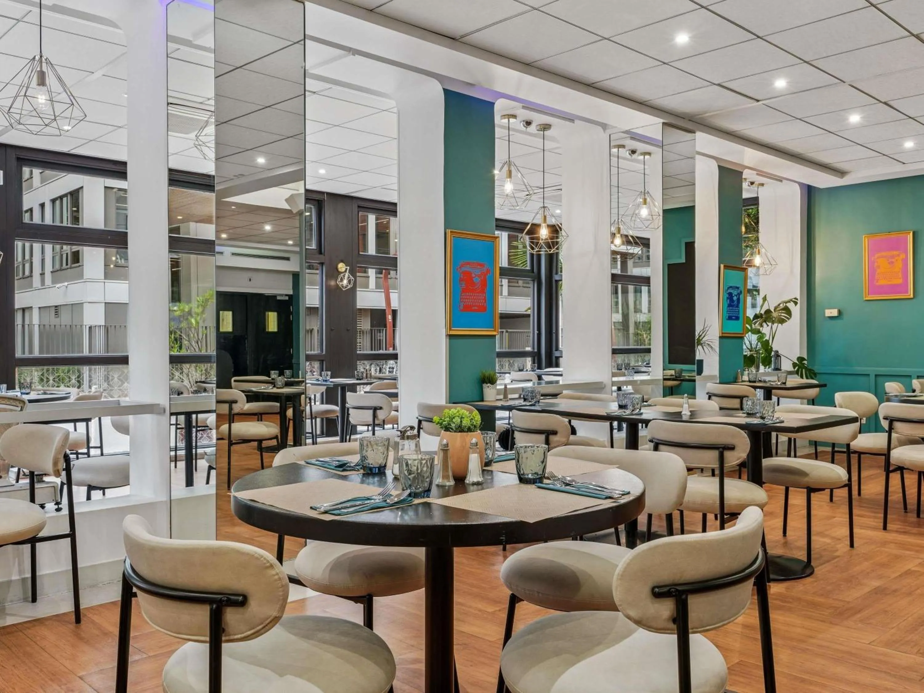 Restaurant/places to eat in Mercure Paris Porte d'Orleans