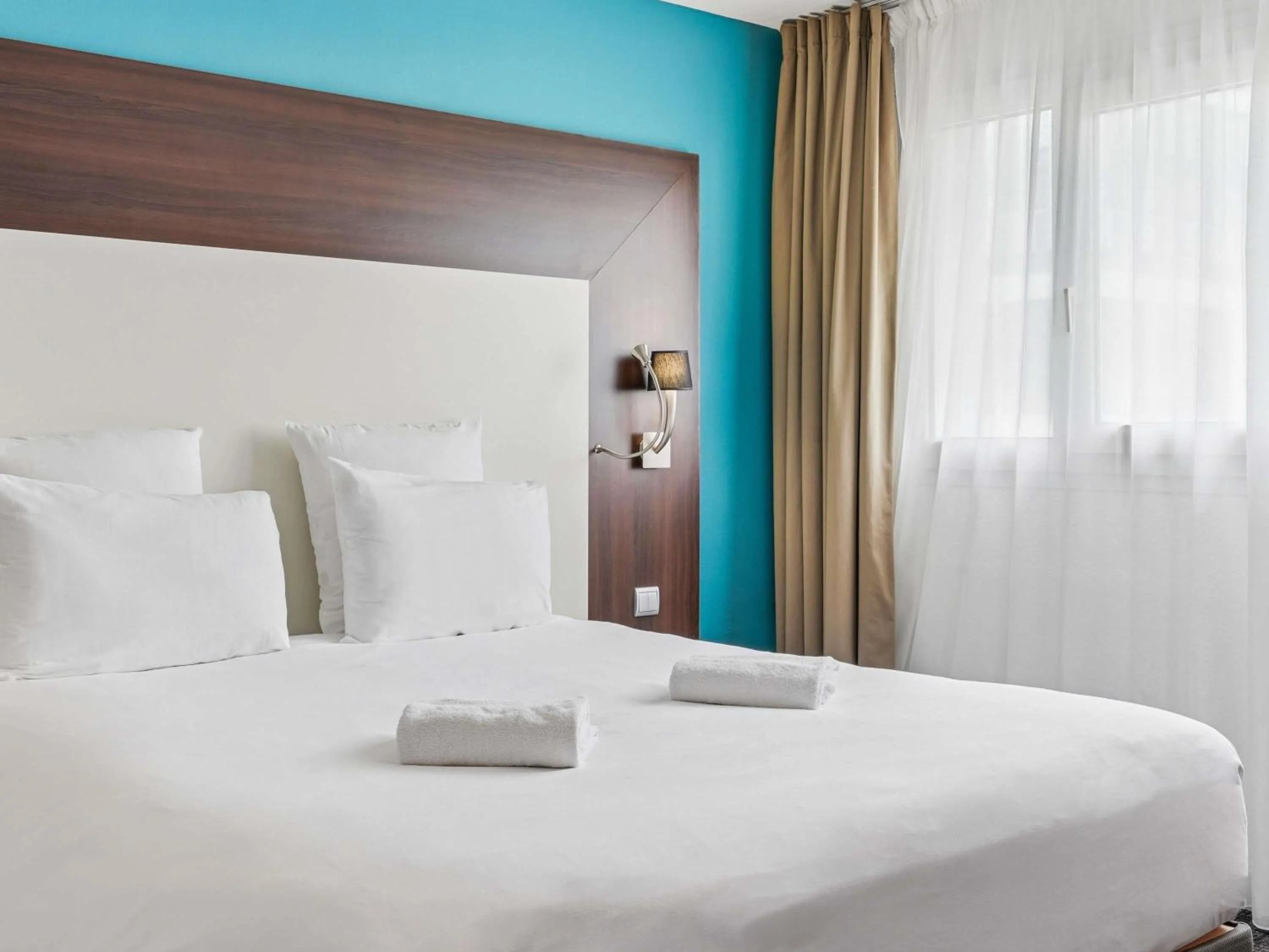 Property building, Bed in Mercure Paris Porte d'Orleans