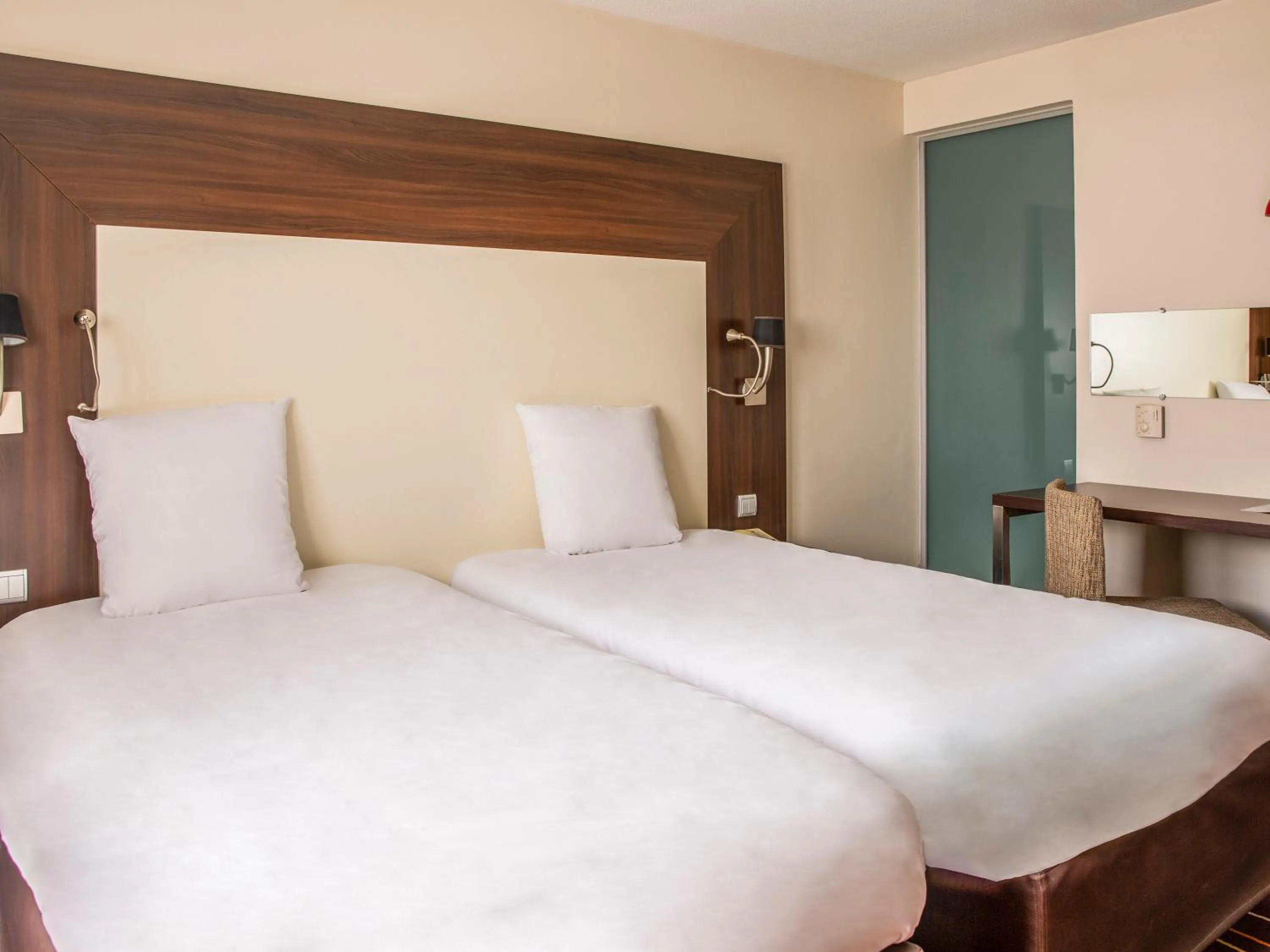 Bed in Mercure Paris Porte d'Orleans