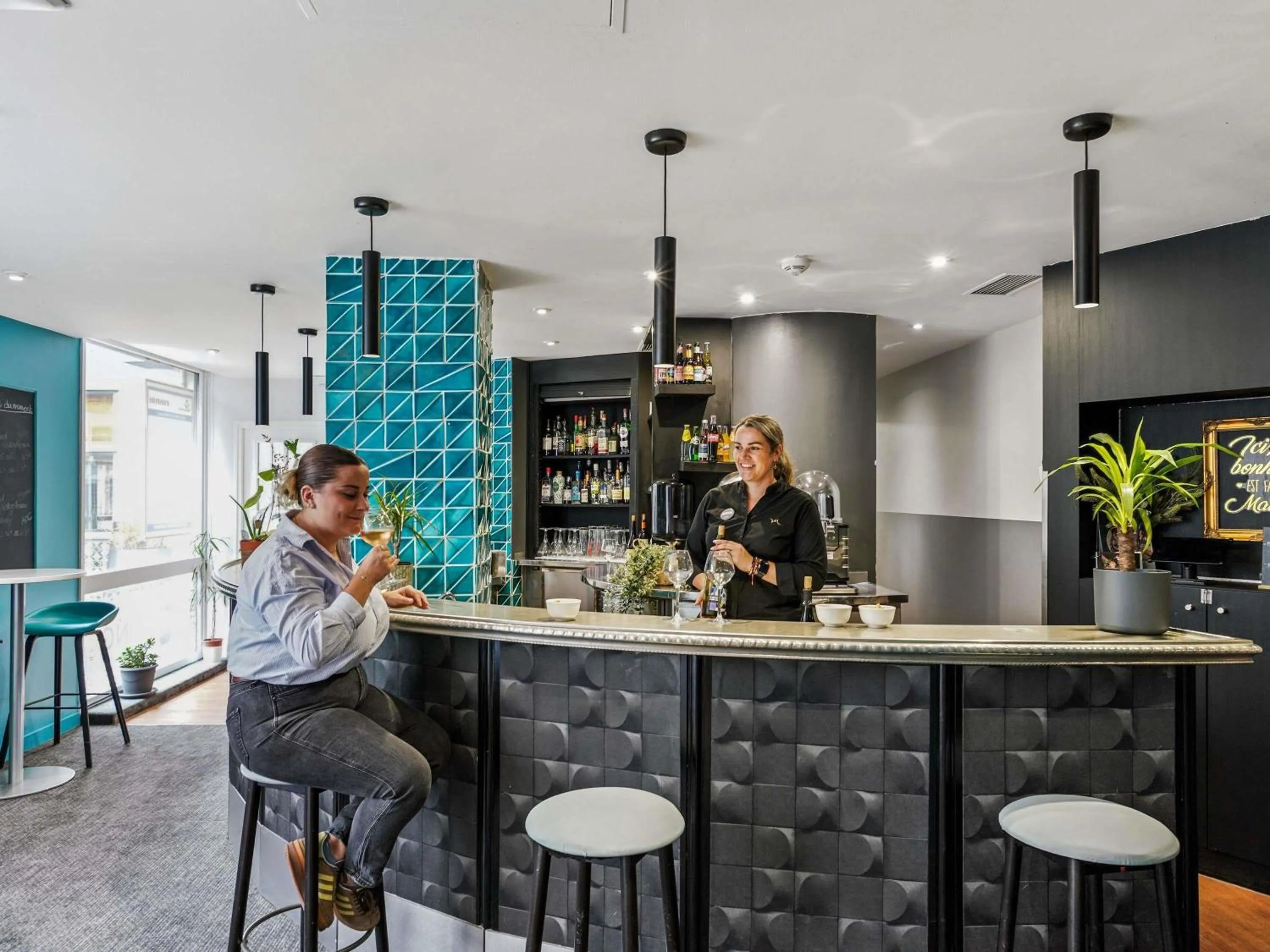 Lounge or bar in Mercure Paris Porte d'Orleans