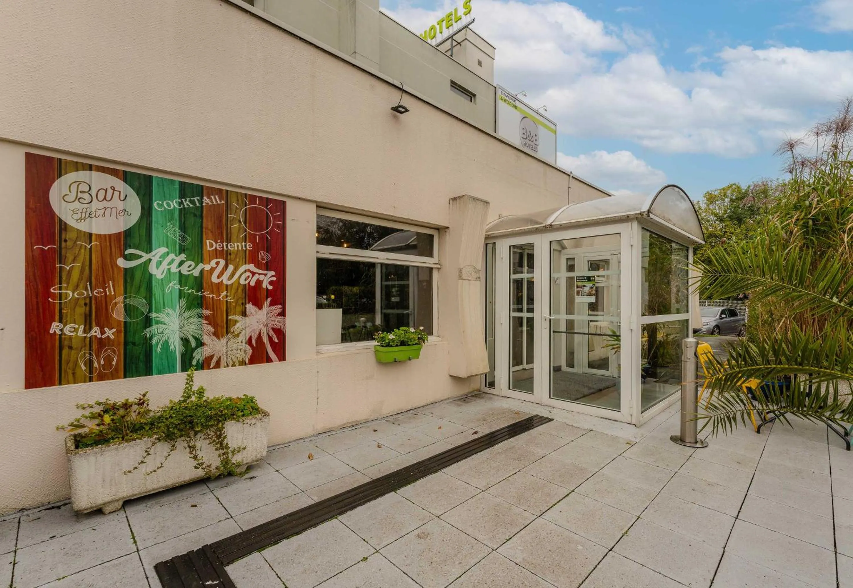 Facade/entrance in B&B HOTEL Lille Villeneuve d'Ascq Grand Stade