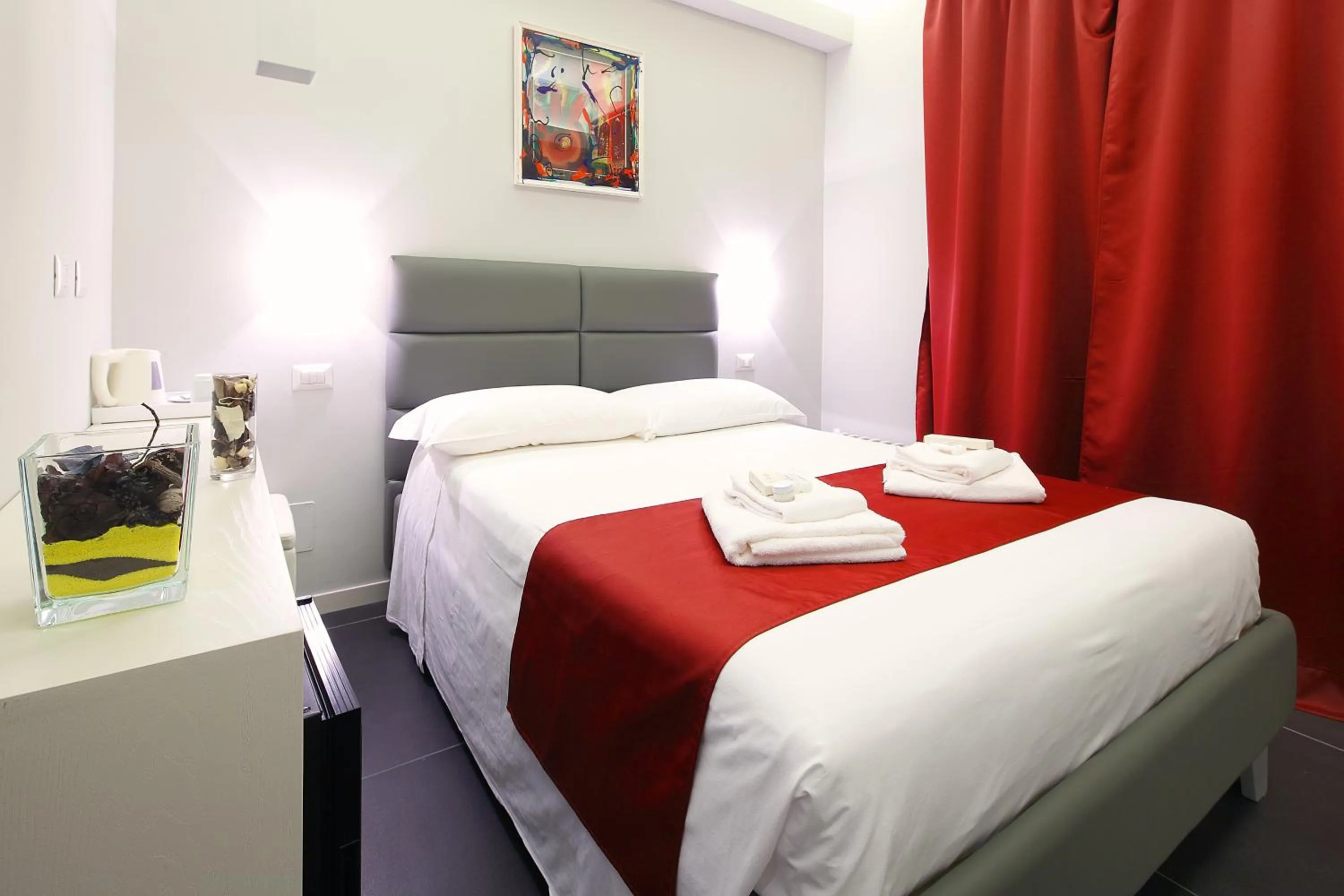 Bed in NearHome Smart Suites Guest House