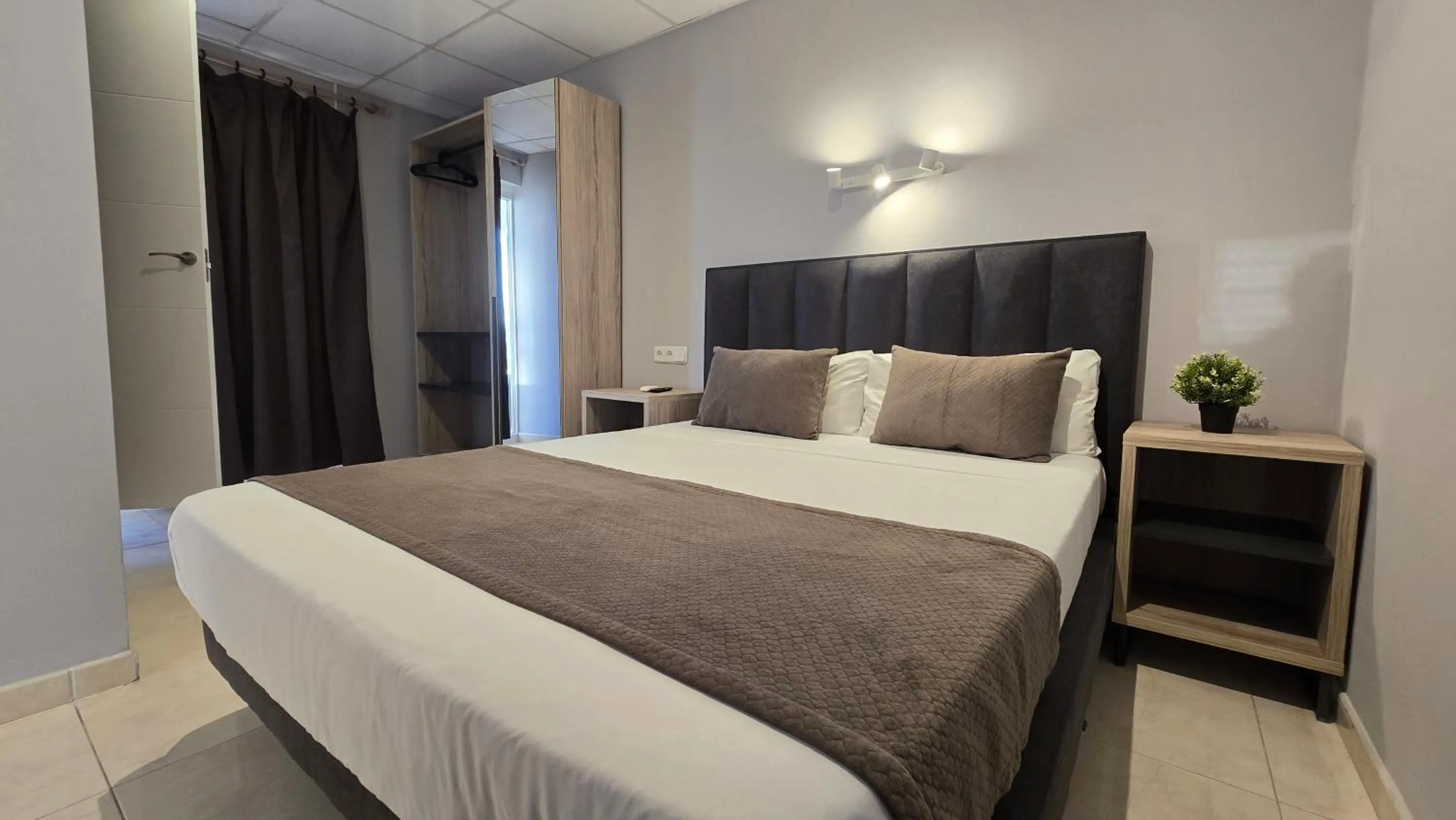 Bedroom, Bed in Q-Royal Skylounge