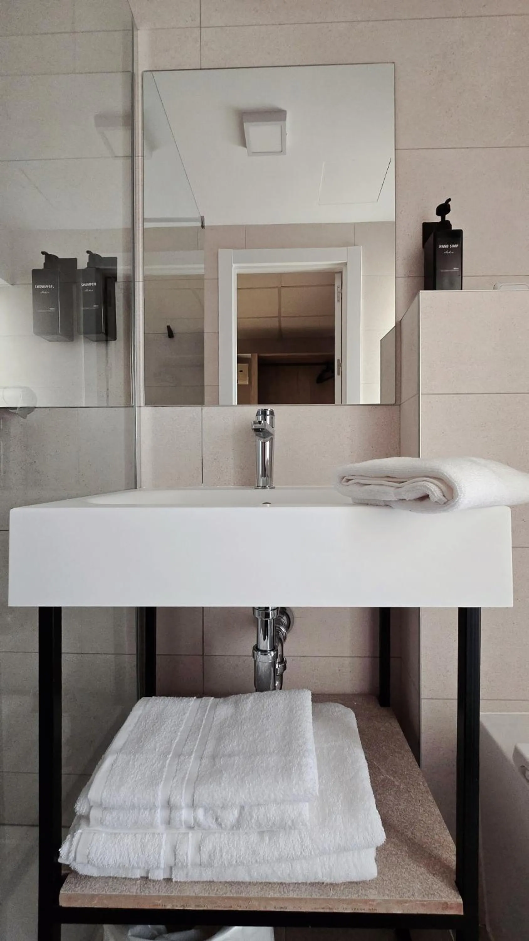 Bathroom, Bed in Q-Royal Skylounge