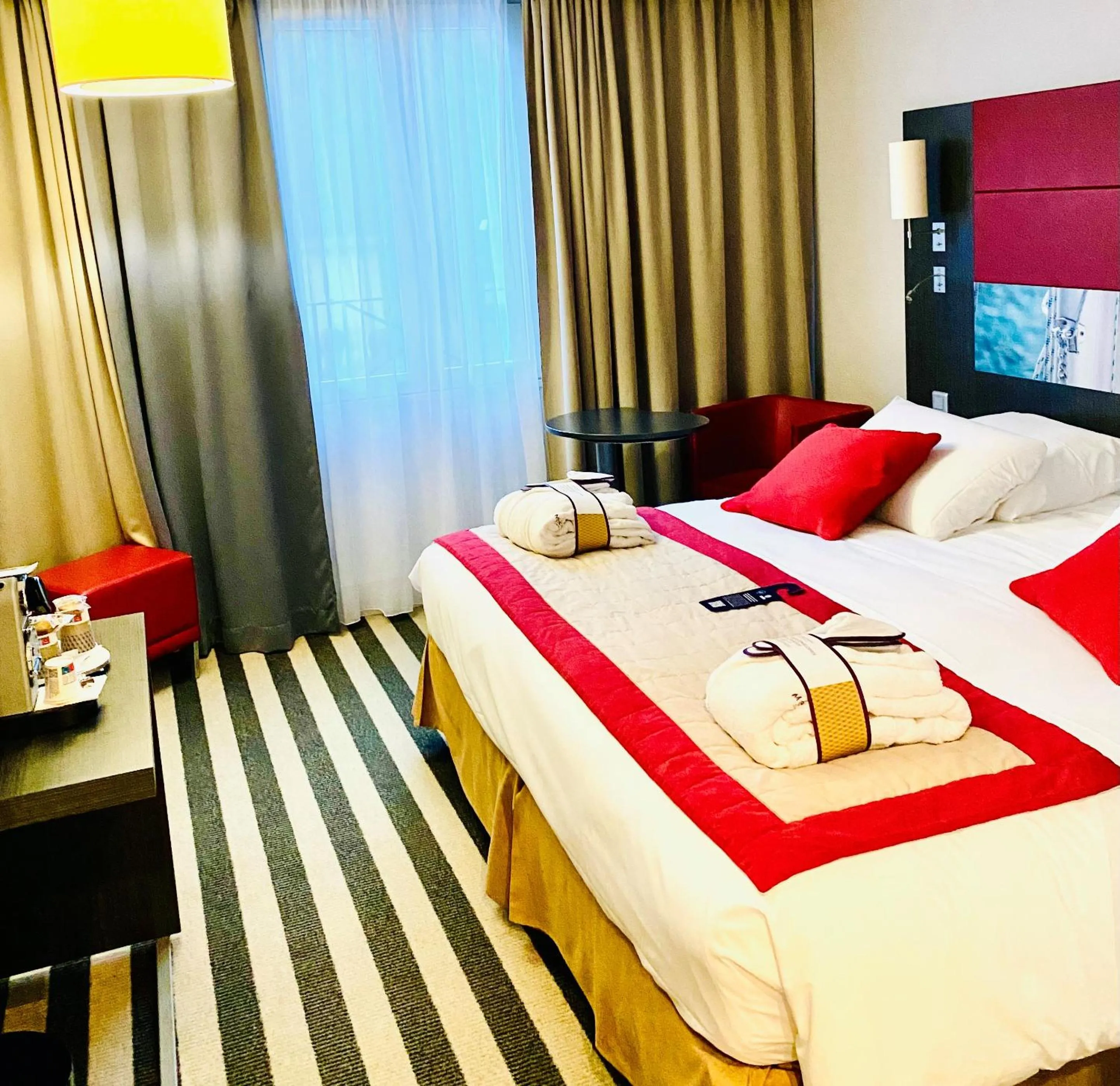 Bedroom, Bed in Mercure Honfleur