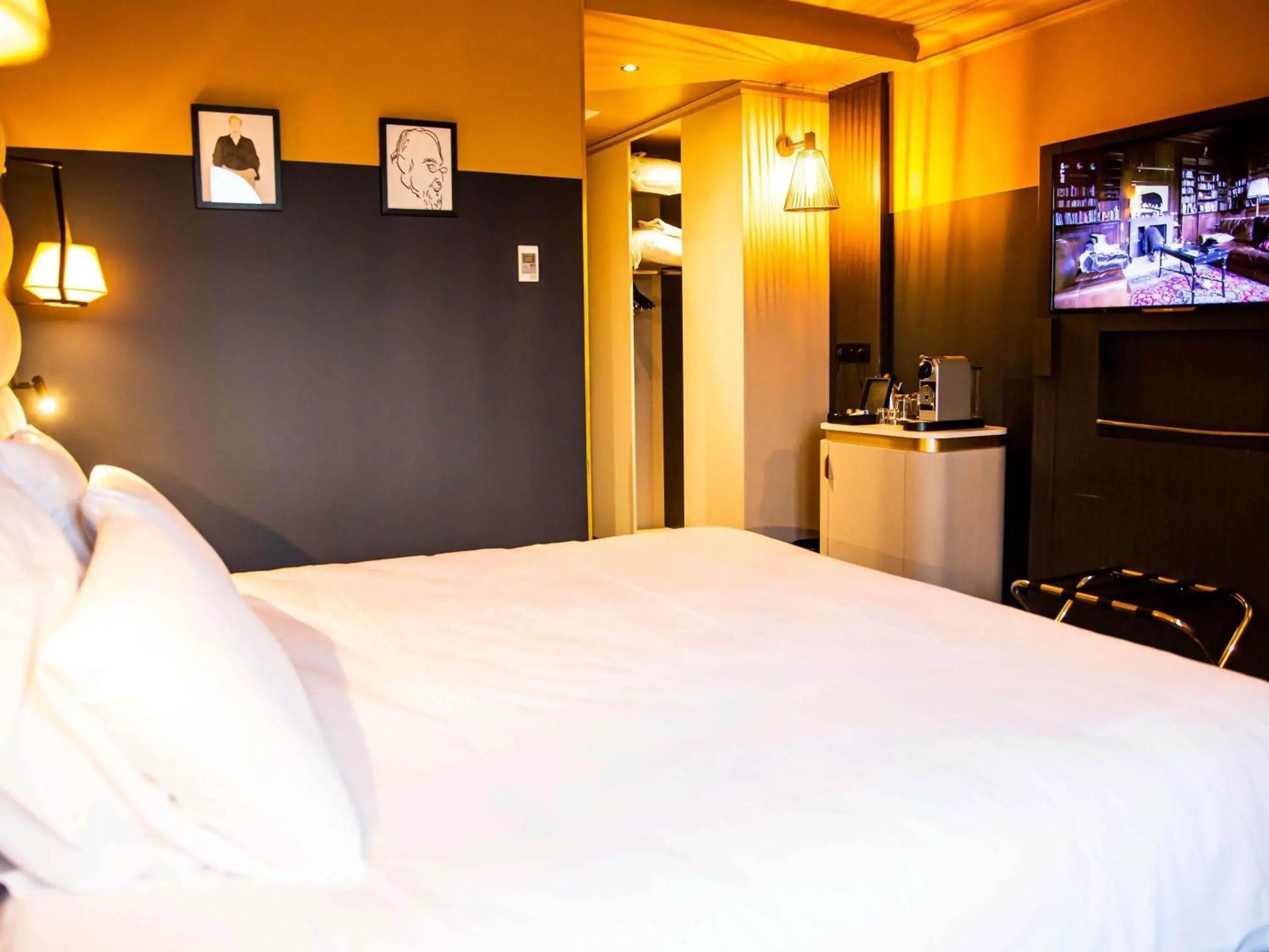 Bedroom, Bed in Mercure Honfleur Bedroom, Bed in Mercure Honfleur